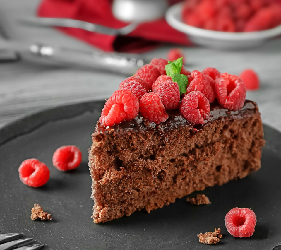 Обои малина, ягоды, шоколад, сладкое, торт, десерт, пирожное, кусочек, raspberry, berries, chocolate, sweet, cake, dessert, piece разрешение 5760x3840 Загрузить