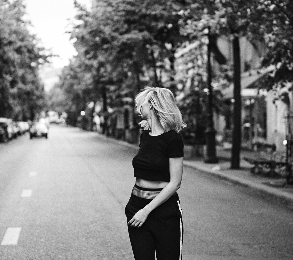 Обои дорога, девушка, чёрно-белое, улица, модель, автомобили, road, girl, black and white, street, model, cars разрешение 3936x2624 Загрузить