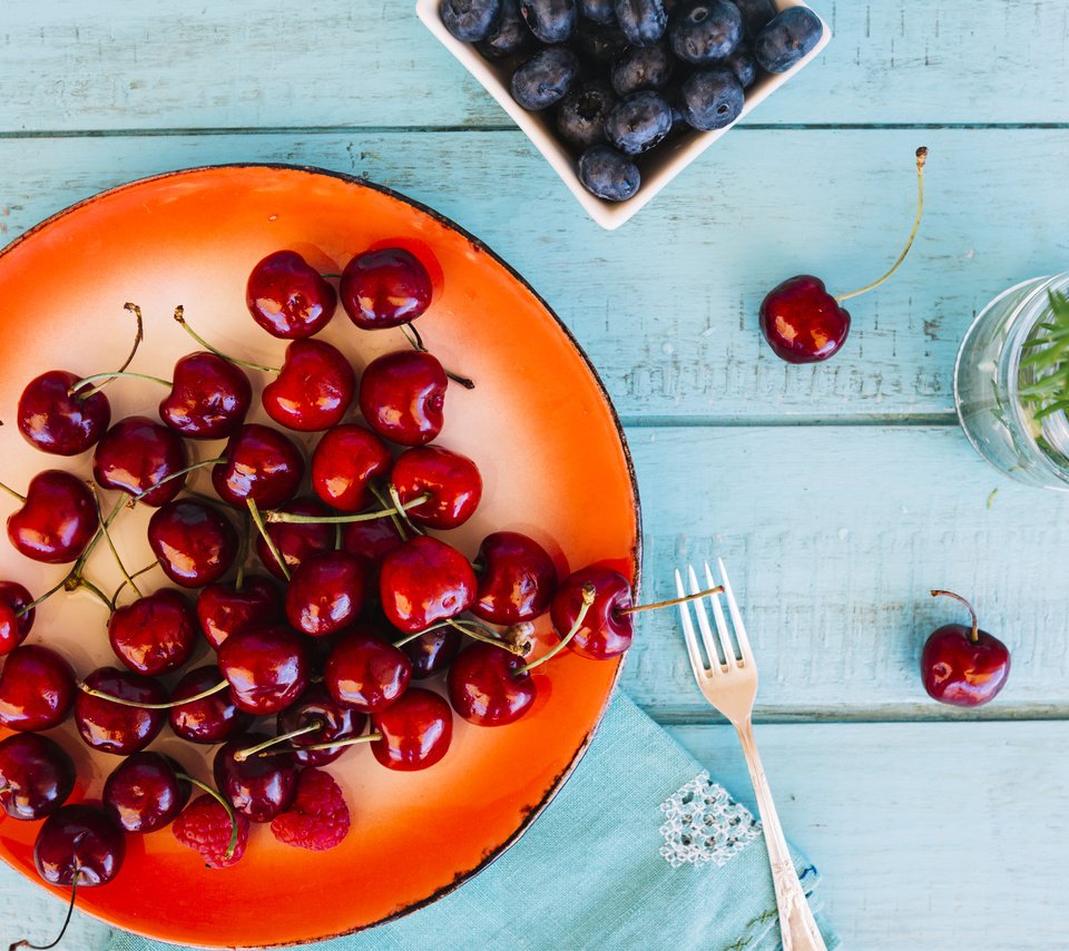 Обои ягоды, вишня, черника, тарелка, berries, cherry, blueberries, plate разрешение 5242x3495 Загрузить