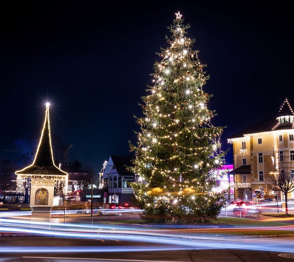 Обои ночь, новый год, елка, зима, австрия, улица, гирлянды, night, new year, tree, winter, austria, street, garland разрешение 2048x1272 Загрузить