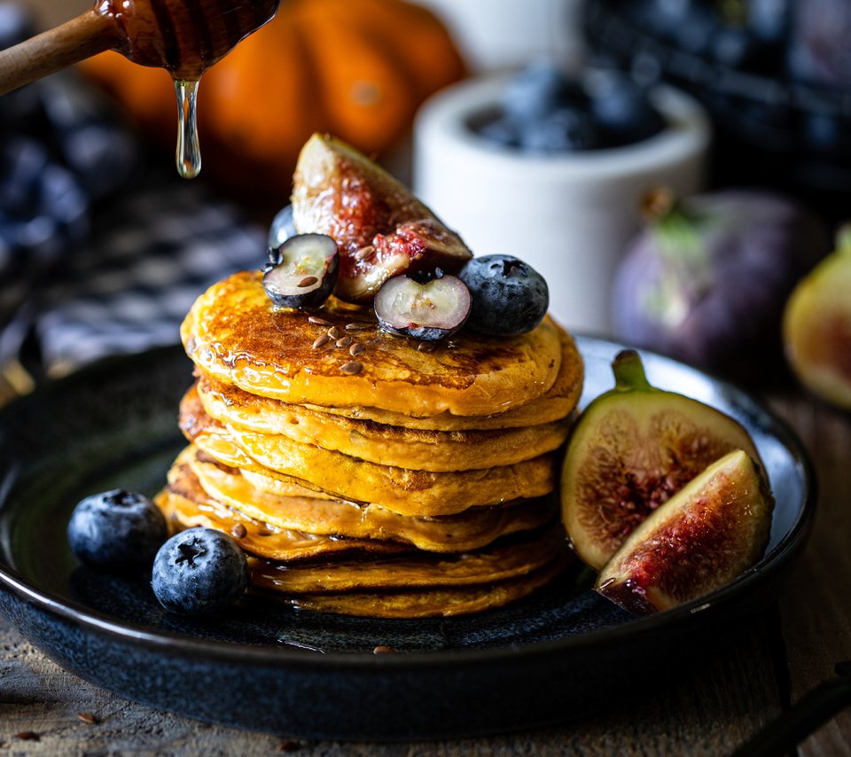 Обои ягоды, черника, завтрак, мед, блинчики, оладьи, инжир, berries, blueberries, breakfast, honey, pancakes, figs разрешение 5939x3959 Загрузить