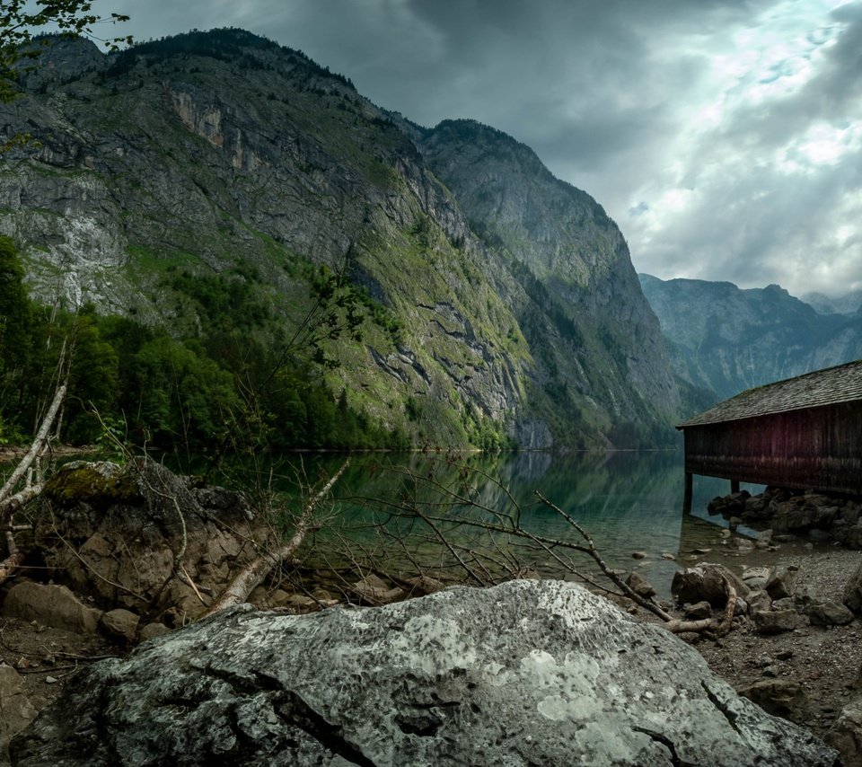 Обои озеро, горы, природа, камни, тучи, пейзаж, германия, сарай, lake, mountains, nature, stones, clouds, landscape, germany, the barn разрешение 3000x1620 Загрузить