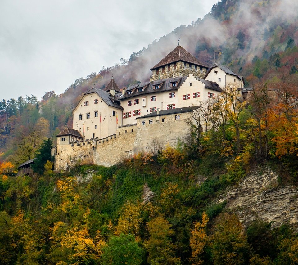 Обои лес, замок, осень, архитектура, холм, forest, castle, autumn, architecture, hill разрешение 3840x2160 Загрузить