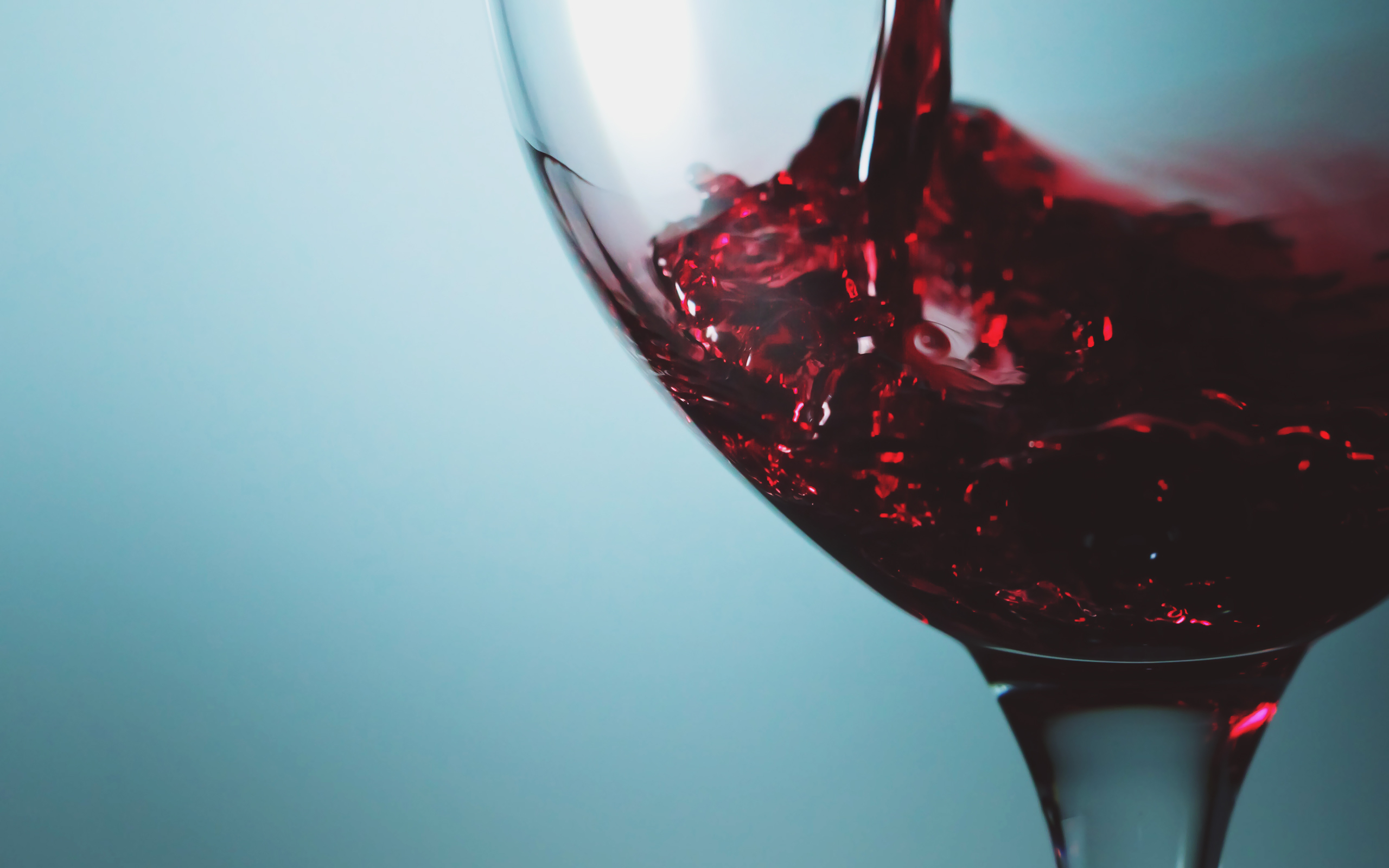 Обои голубой, бокал, вино, вино красное, blue, glass, wine, wine red разрешение 2560x1600 Загрузить