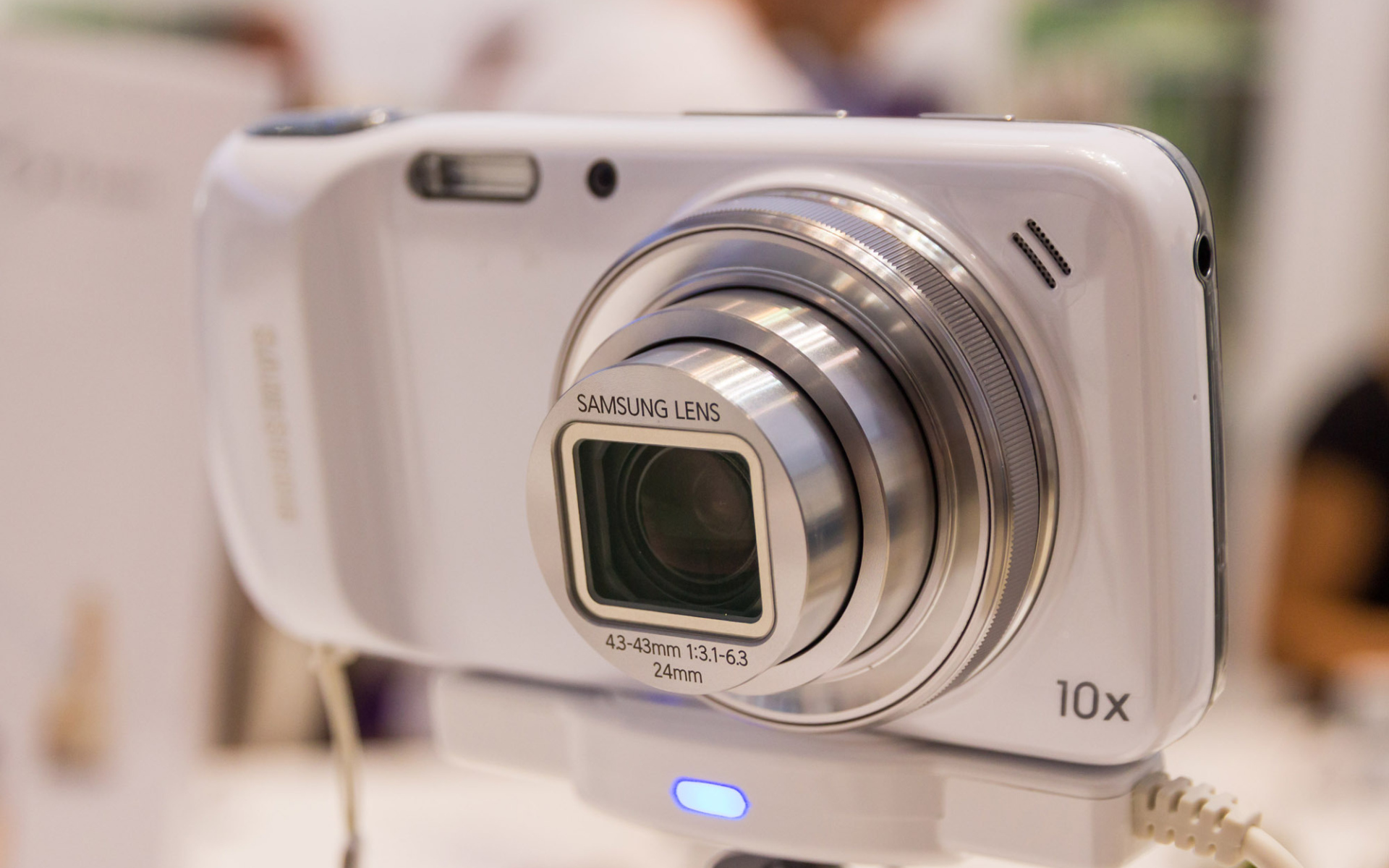 Обои samsung galaxy s4 zoom на стенде, samsung galaxy s4 zoom on the stand разрешение 1920x1200 Загрузить