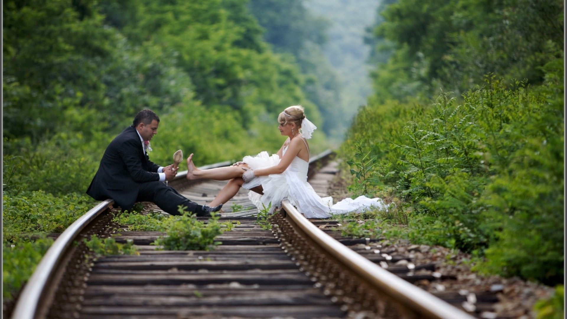 Обои фон, ситуации, жених, свадьба, невеста, и, на рельсах, background, situation, the groom, wedding, the bride, and, on the rails разрешение 1920x1080 Загрузить