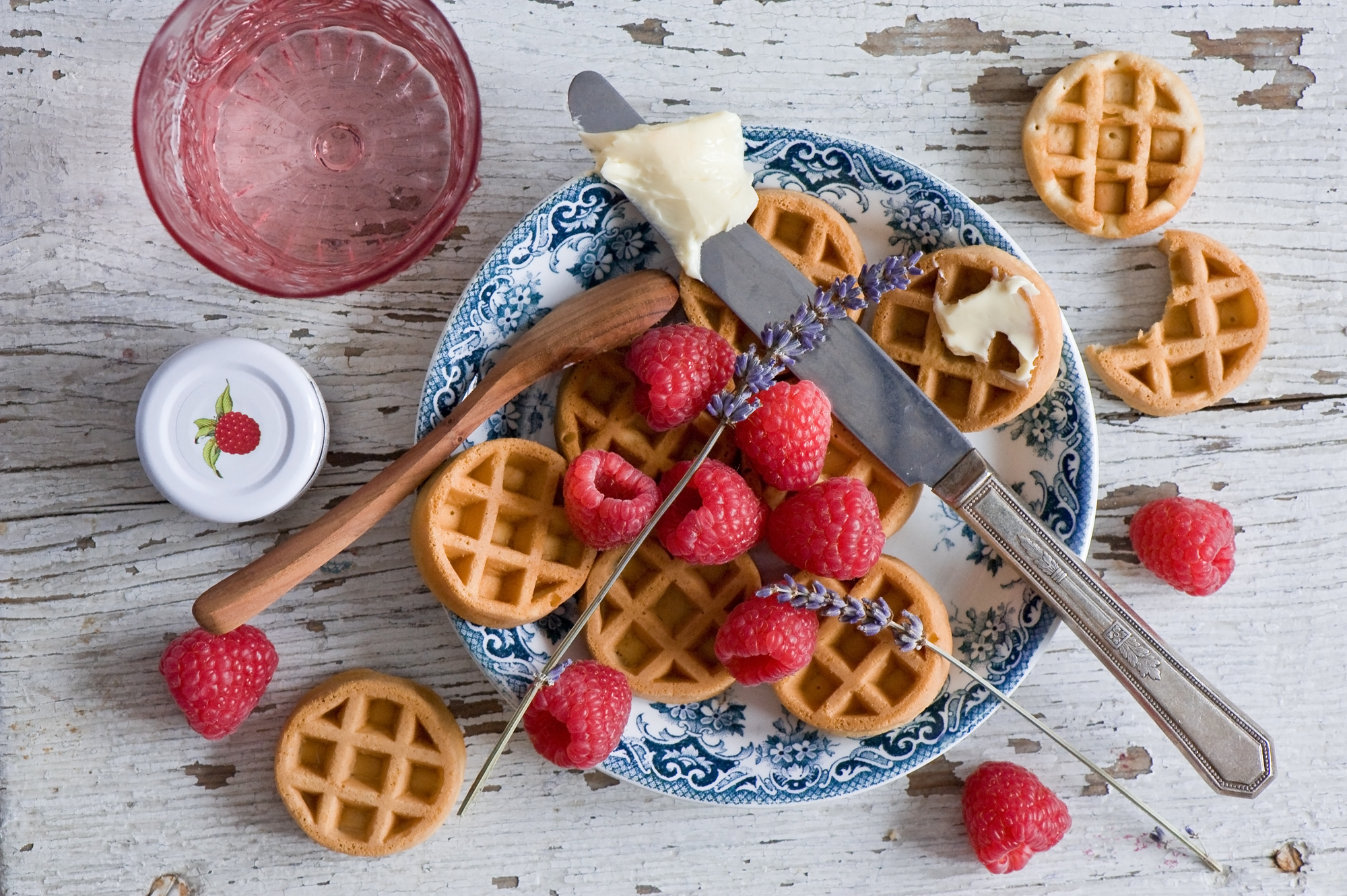 Обои лаванда, малина, ягоды, тарелка, выпечка, вафли, anna verdina, lavender, raspberry, berries, plate, cakes, waffles разрешение 2000x1331 Загрузить