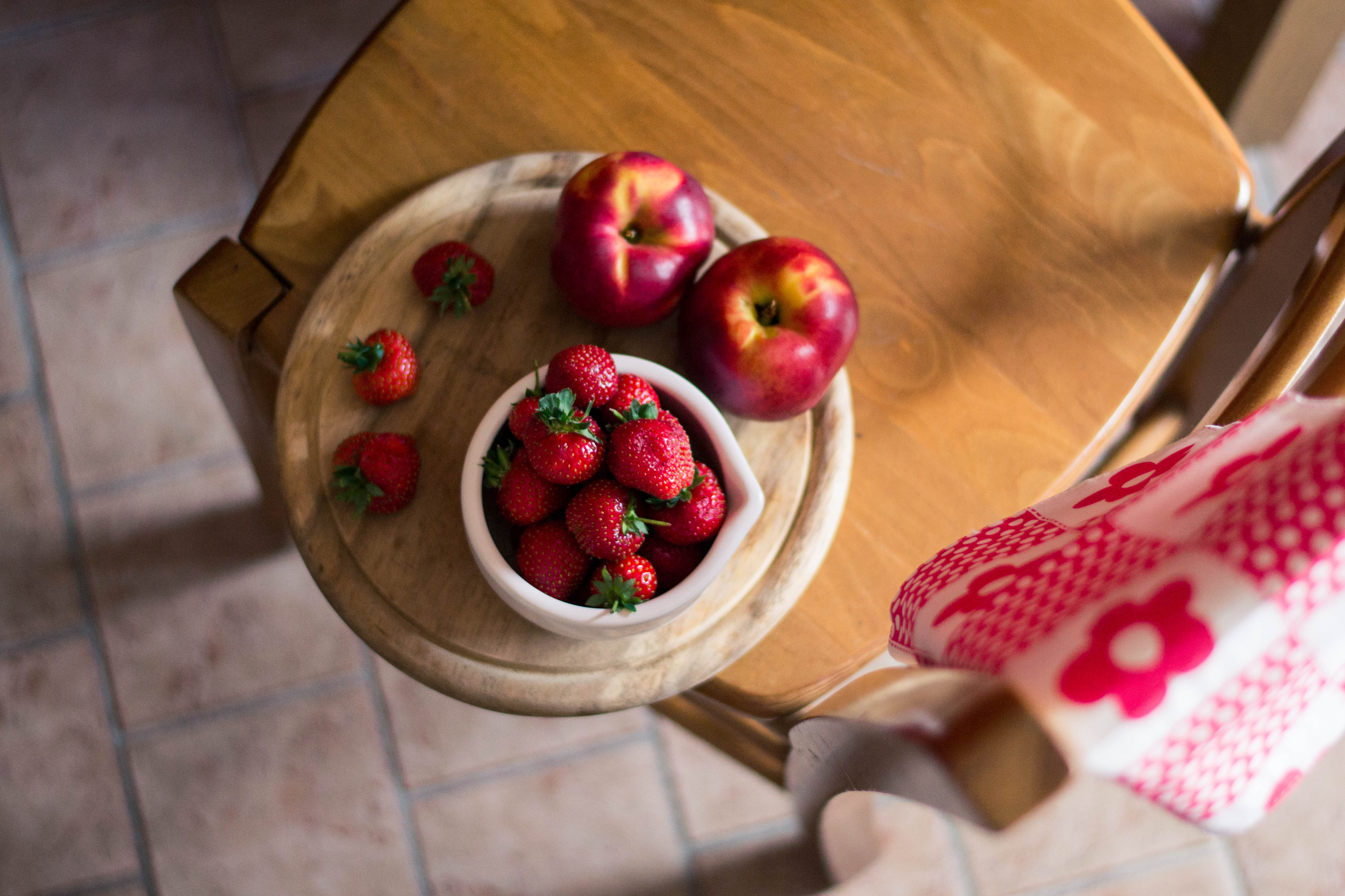 Обои вид сверху, фрукты, клубника, стул, ягоды, полотенце, нектарин, the view from the top, fruit, strawberry, chair, berries, towel, nectarine разрешение 4608x3072 Загрузить