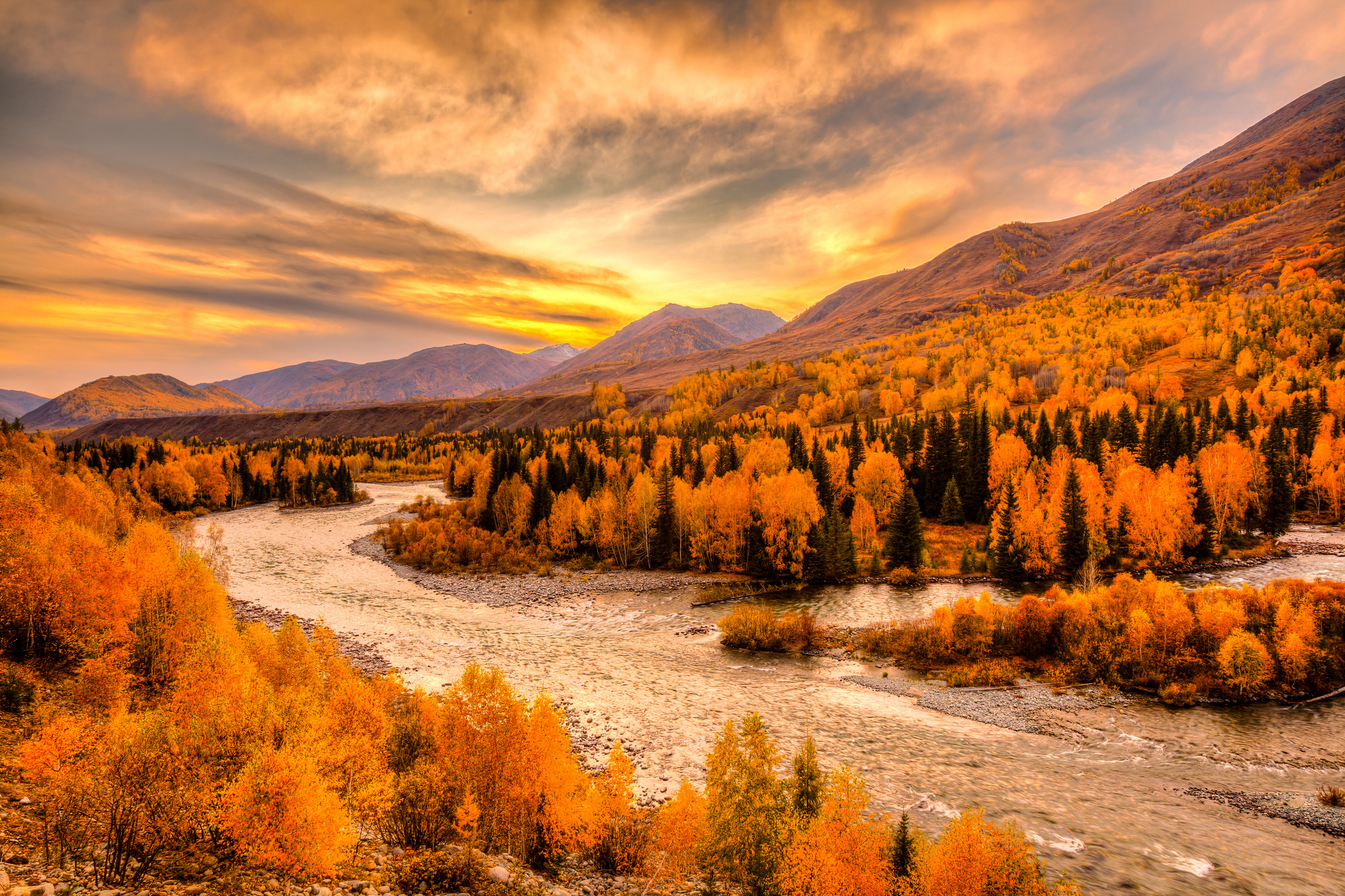 Обои небо, деревья, река, горы, лес, тучи, пейзаж, осень, the sky, trees, river, mountains, forest, clouds, landscape, autumn разрешение 2048x1365 Загрузить