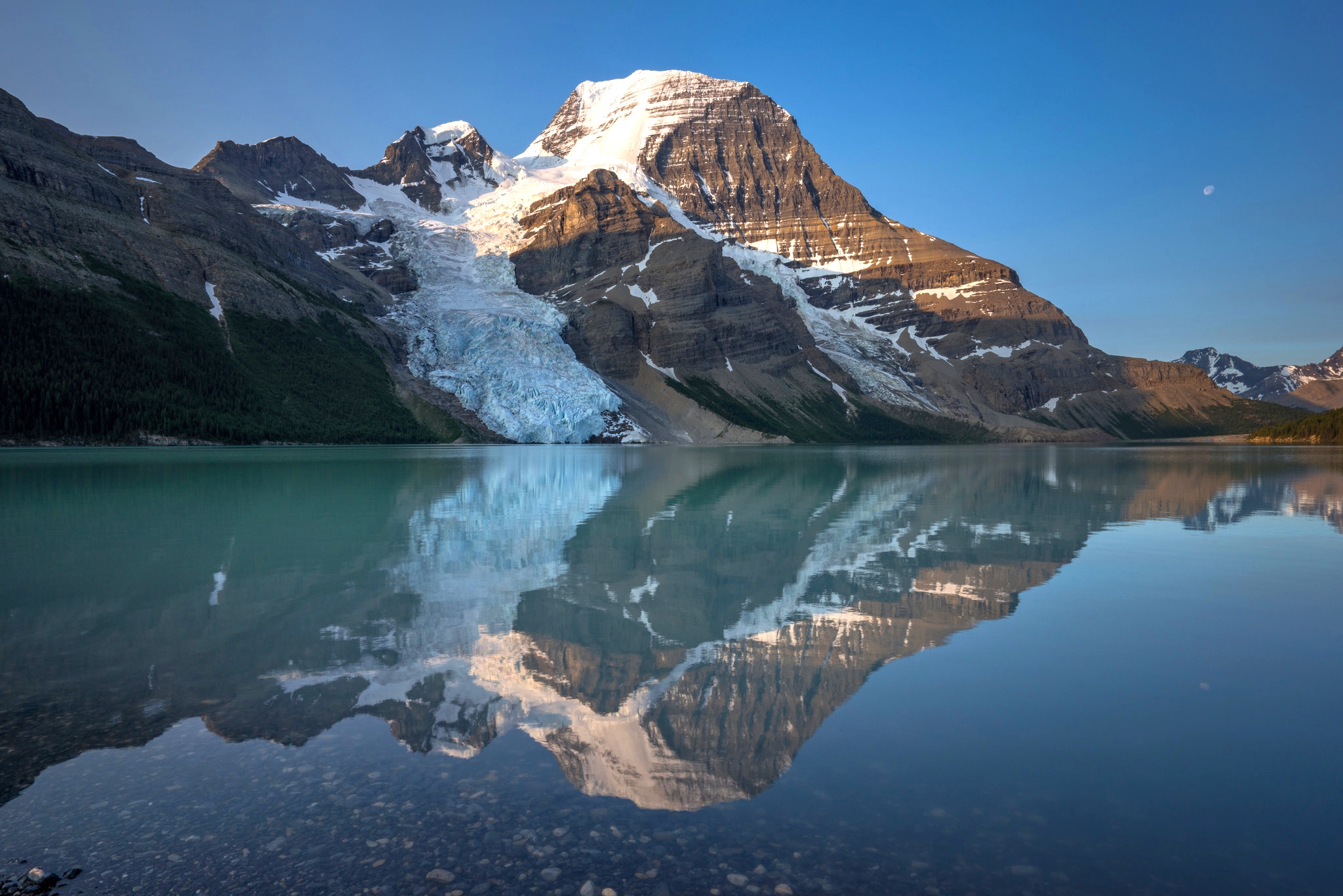 Обои озеро, горы, скалы, снег, отражение, канада, mount robson provincial park, berg lake, lake, mountains, rocks, snow, reflection, canada разрешение 2048x1367 Загрузить