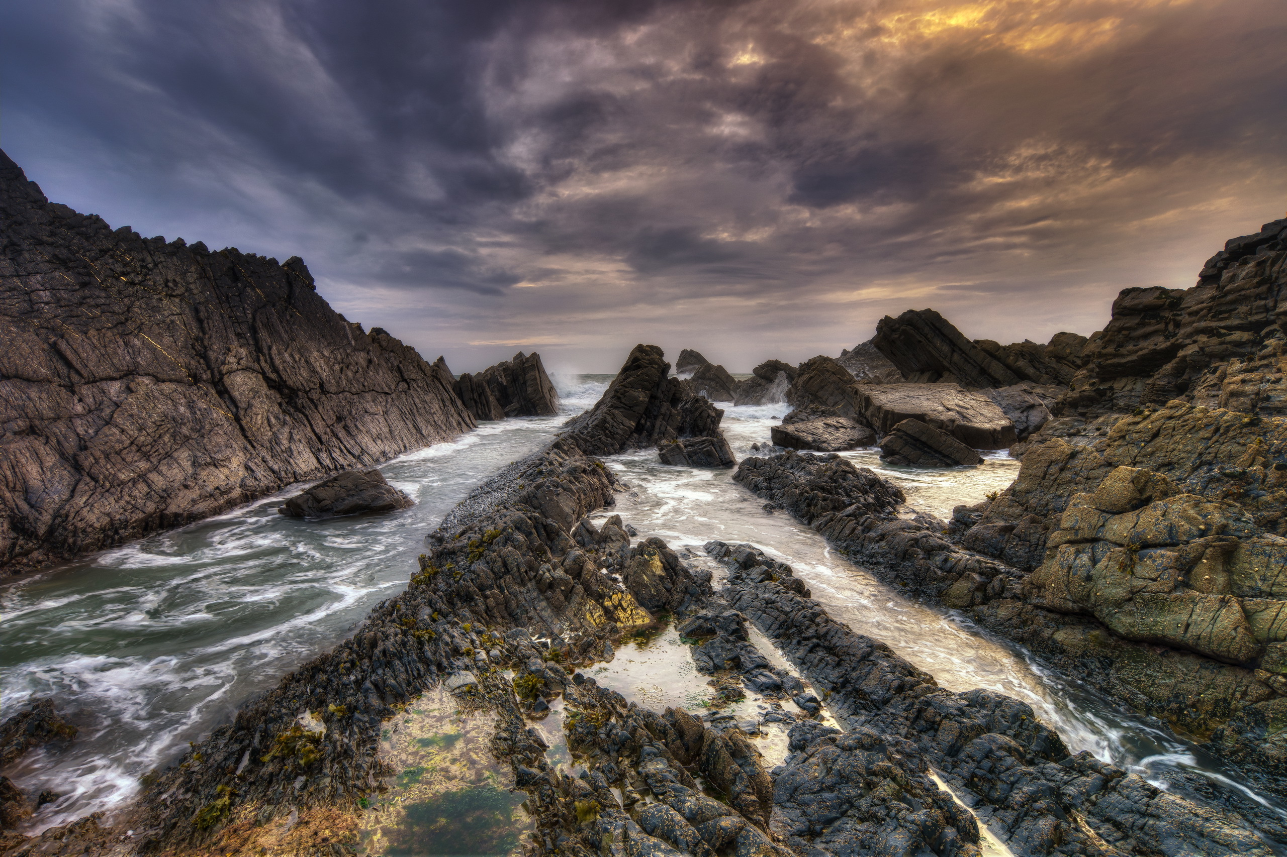 Обои небо, облака, скалы, камни, море, пляж, побережье, the sky, clouds, rocks, stones, sea, beach, coast разрешение 2560x1706 Загрузить