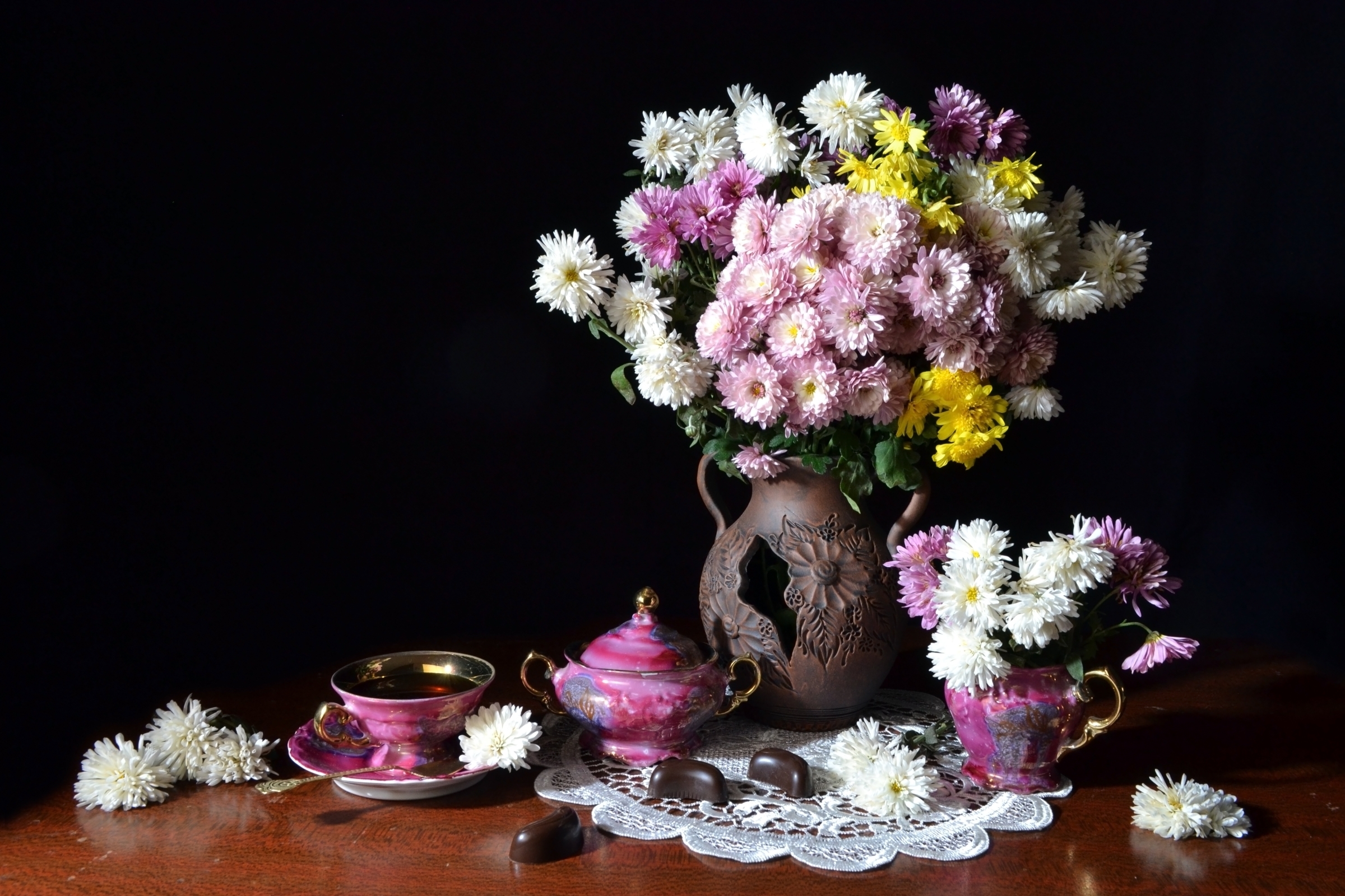 Обои конфеты, чай, хризантемы, натюрморт, candy, tea, chrysanthemum, still life разрешение 2400x1600 Загрузить