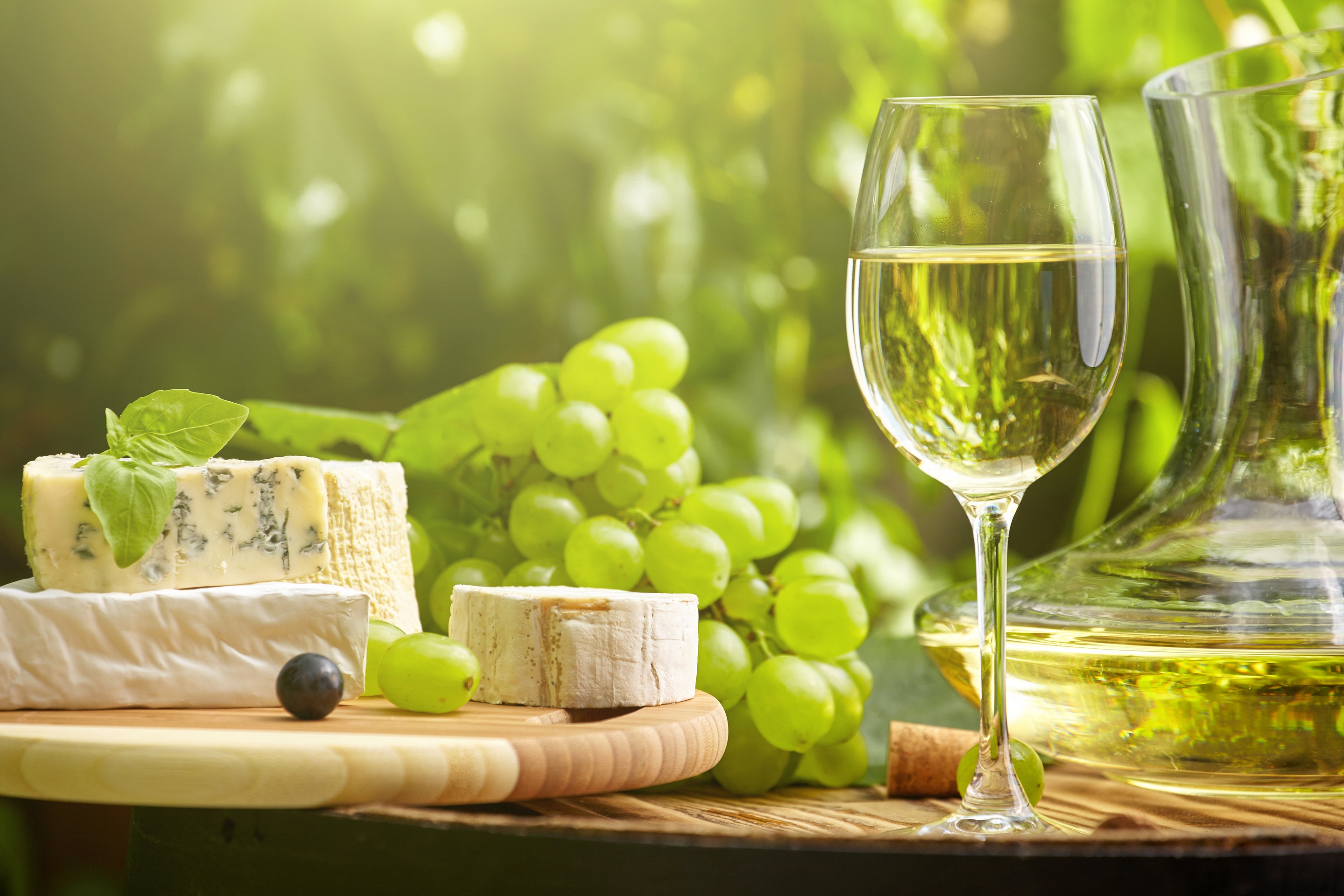 Обои солнце, виноград, сыр, вино, вина, брынза, the sun, grapes, cheese, wine разрешение 2880x1920 Загрузить
