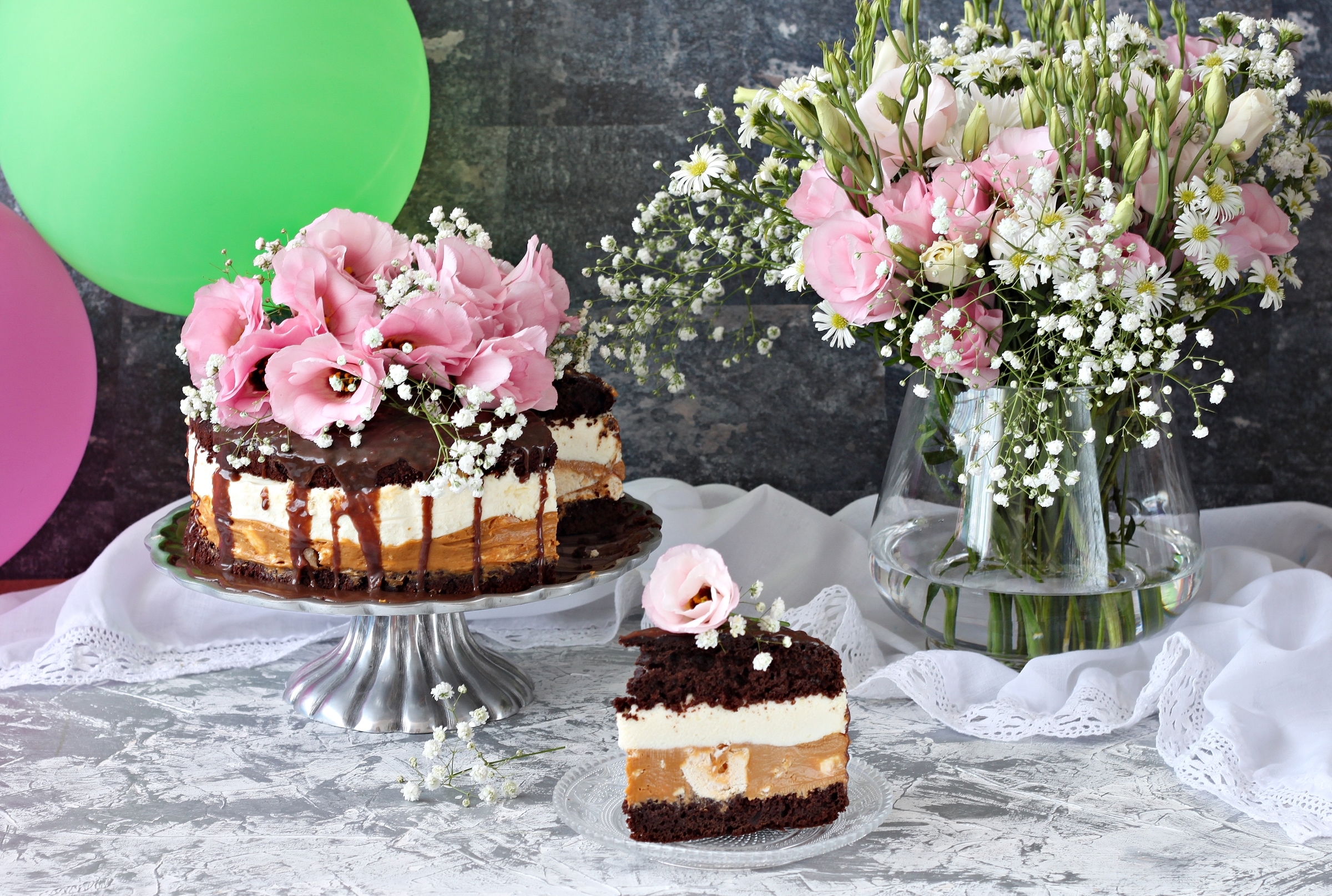 Обои цветы, шарики, шоколад, торт, эустома, flowers, balls, chocolate, cake, eustoma разрешение 2400x1615 Загрузить