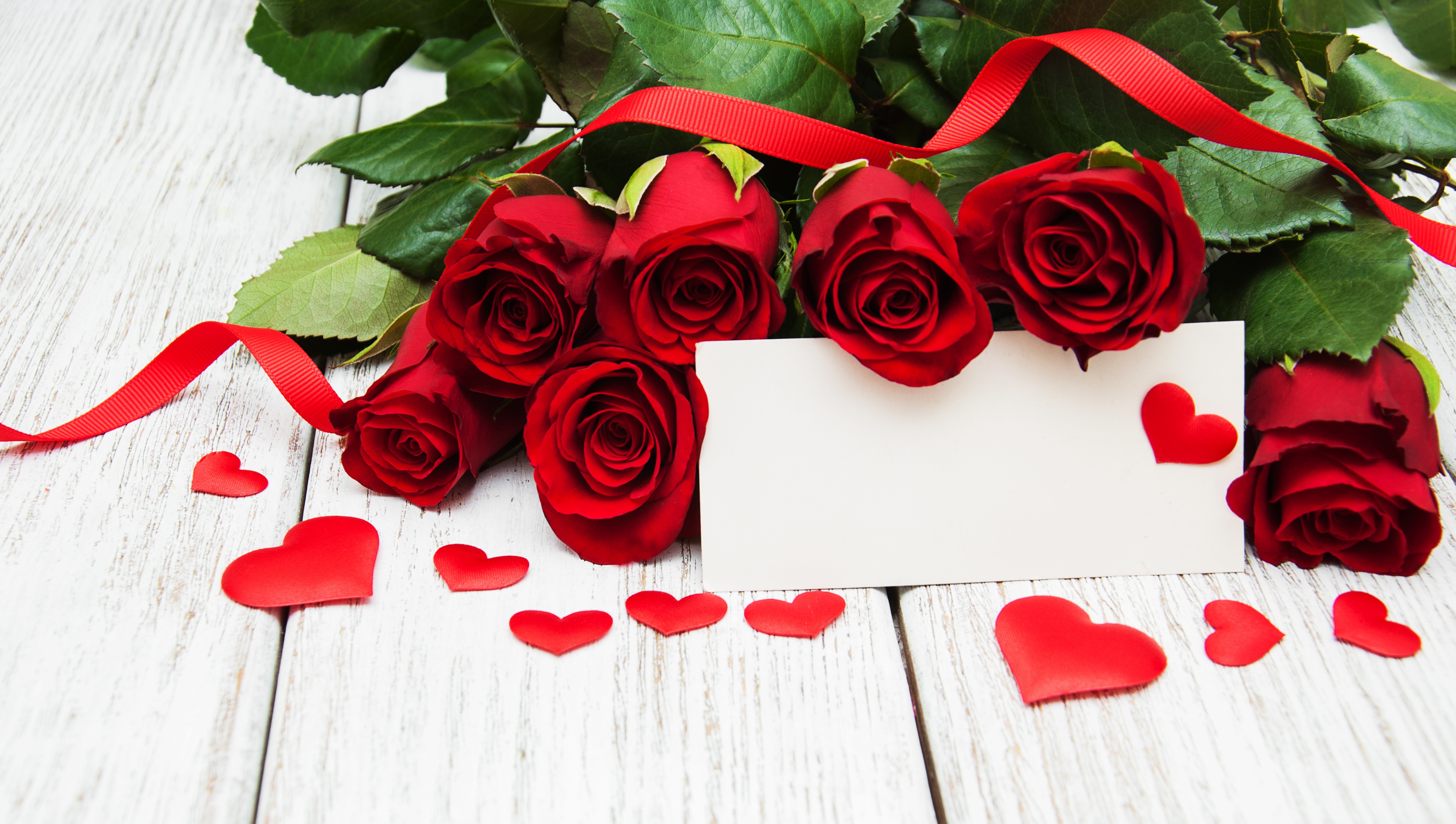 Обои бутоны, сердечка, розы, valentine`s day, романтик, краcный, день святого валентина,  цветы, роз, влюбленная, красные розы, red roses, buds, heart, roses, romantic, red, valentine's day, flowers, love разрешение 3852x2181 Загрузить