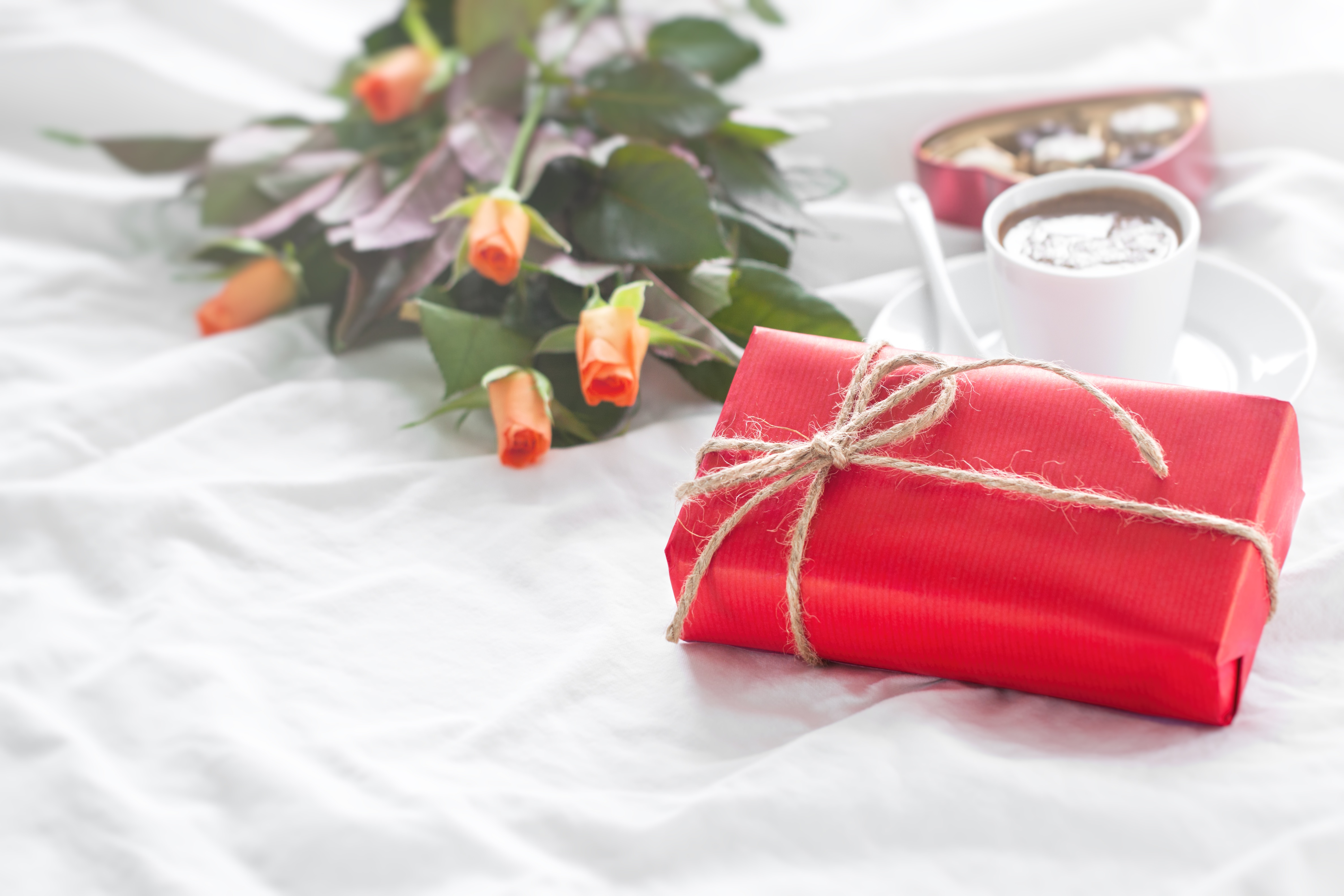 Обои розы, конфеты, сердце, любовь, подарок, шоколад, день святого валентина, roses, candy, heart, love, gift, chocolate, valentine's day разрешение 4752x3168 Загрузить