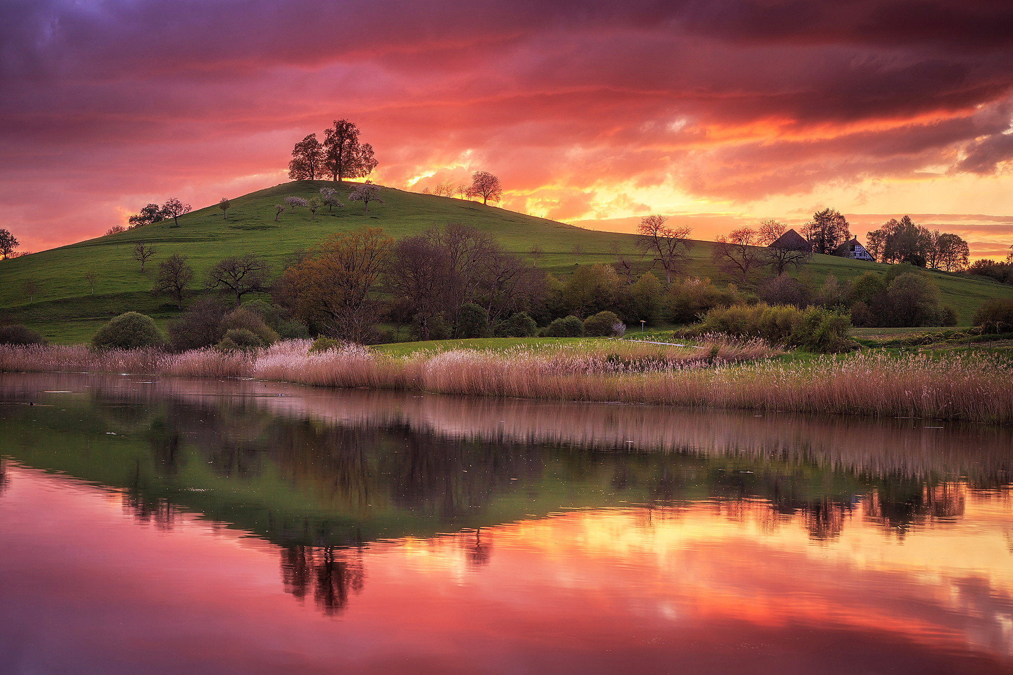 Обои озеро, природа, закат, отражение, весна, холм, lake, nature, sunset, reflection, spring, hill разрешение 2048x1365 Загрузить