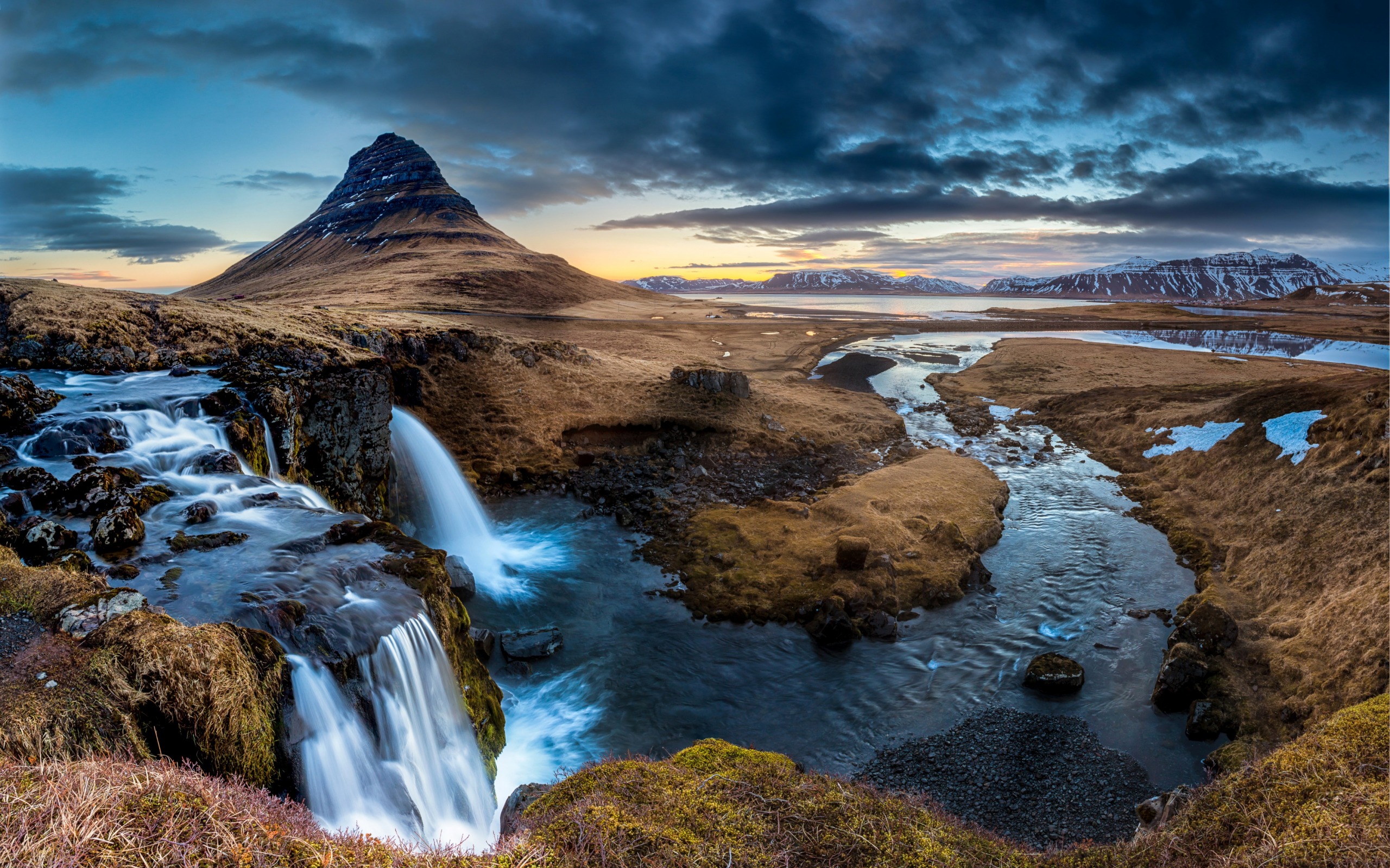 Обои река, гора, водопад, исландия, полуостров, киркьюфетль, river, mountain, waterfall, iceland, the peninsula, kirkjufell разрешение 2560x1600 Загрузить