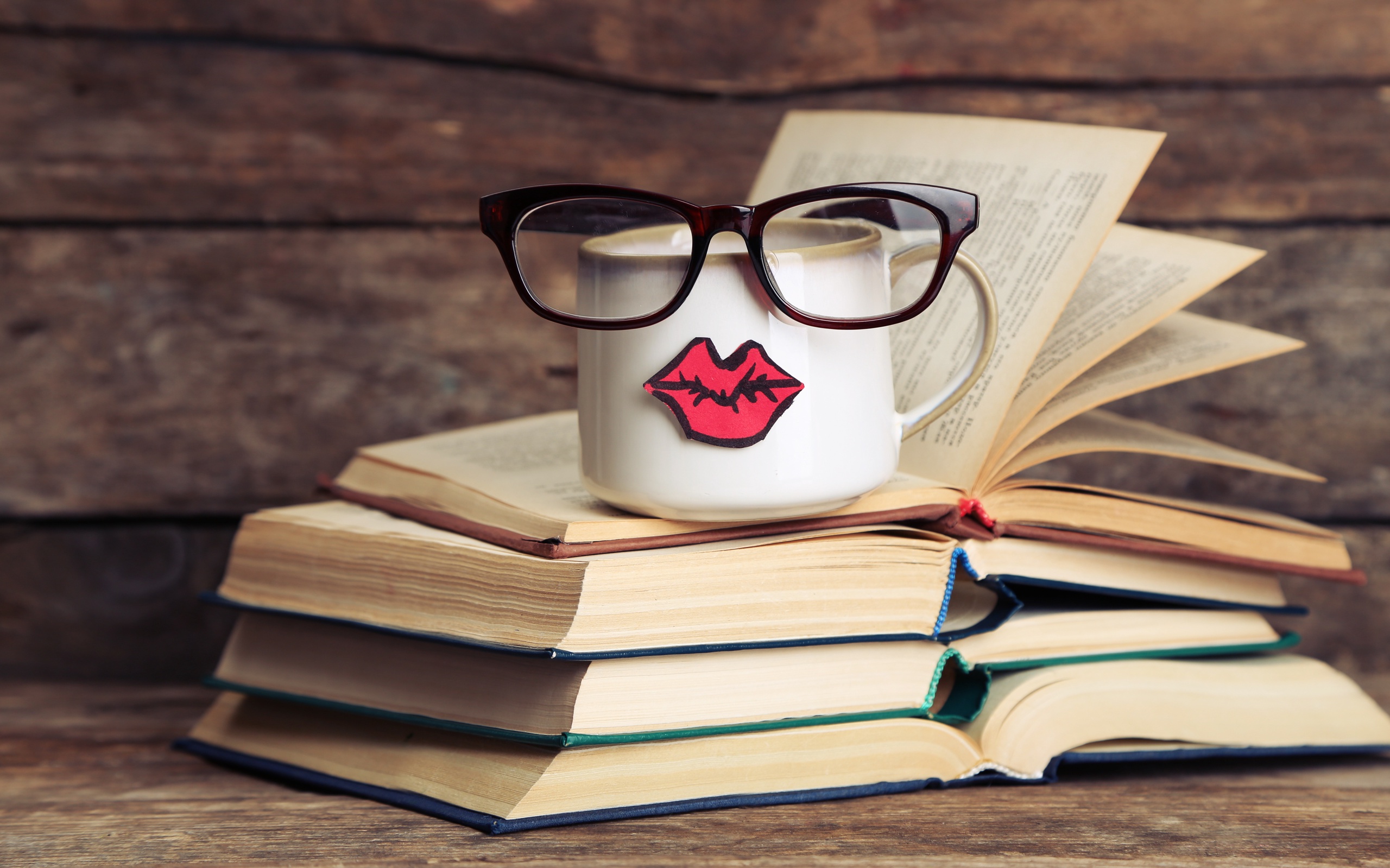 Обои очки, кофе, книги, кружка, юмор, губки, страницы, glasses, coffee, books, mug, humor, sponge, page разрешение 2560x1599 Загрузить