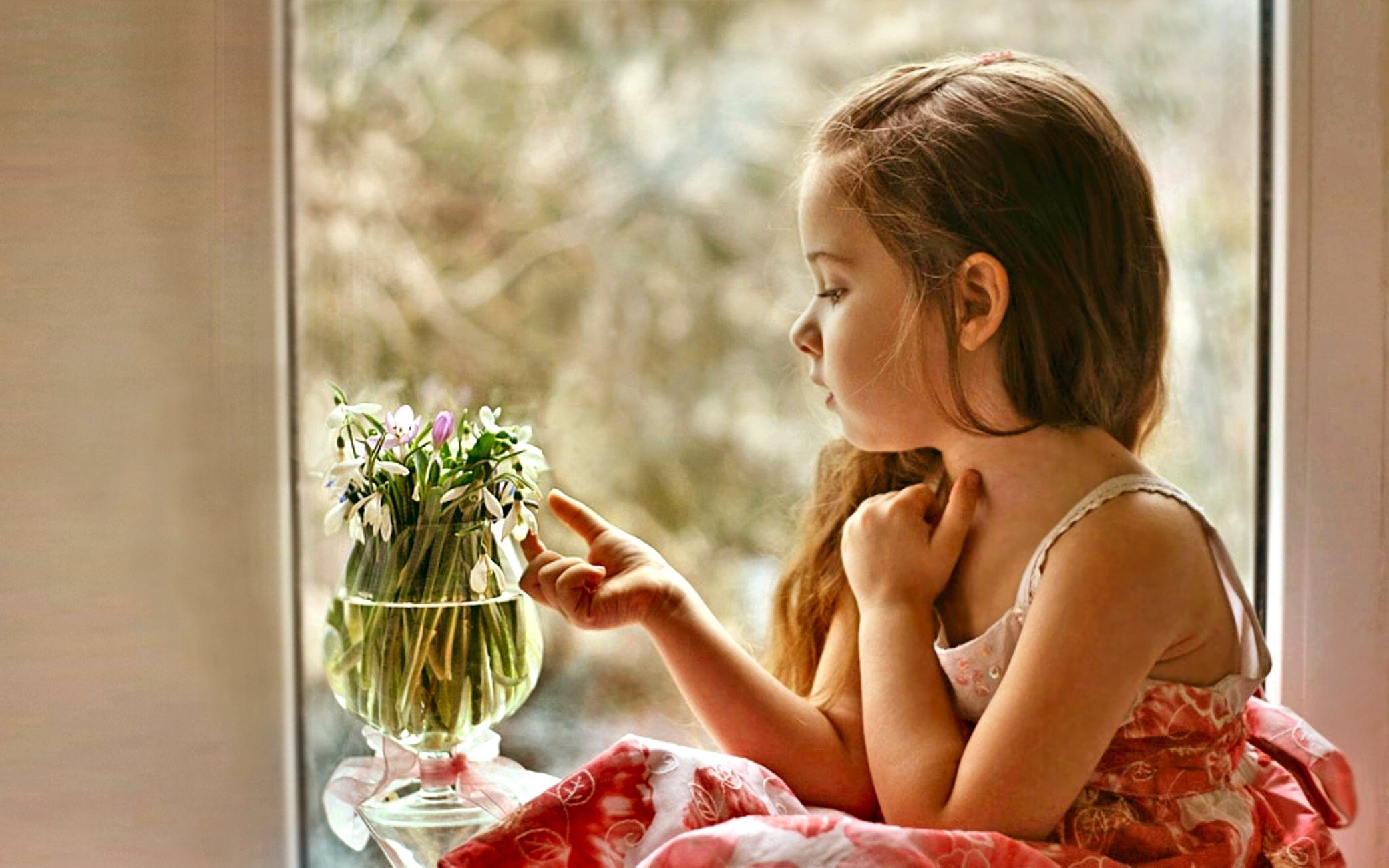 Обои цветы, дети, девочка, профиль, волосы, лицо, окно, flowers, children, girl, profile, hair, face, window разрешение 2080x1300 Загрузить