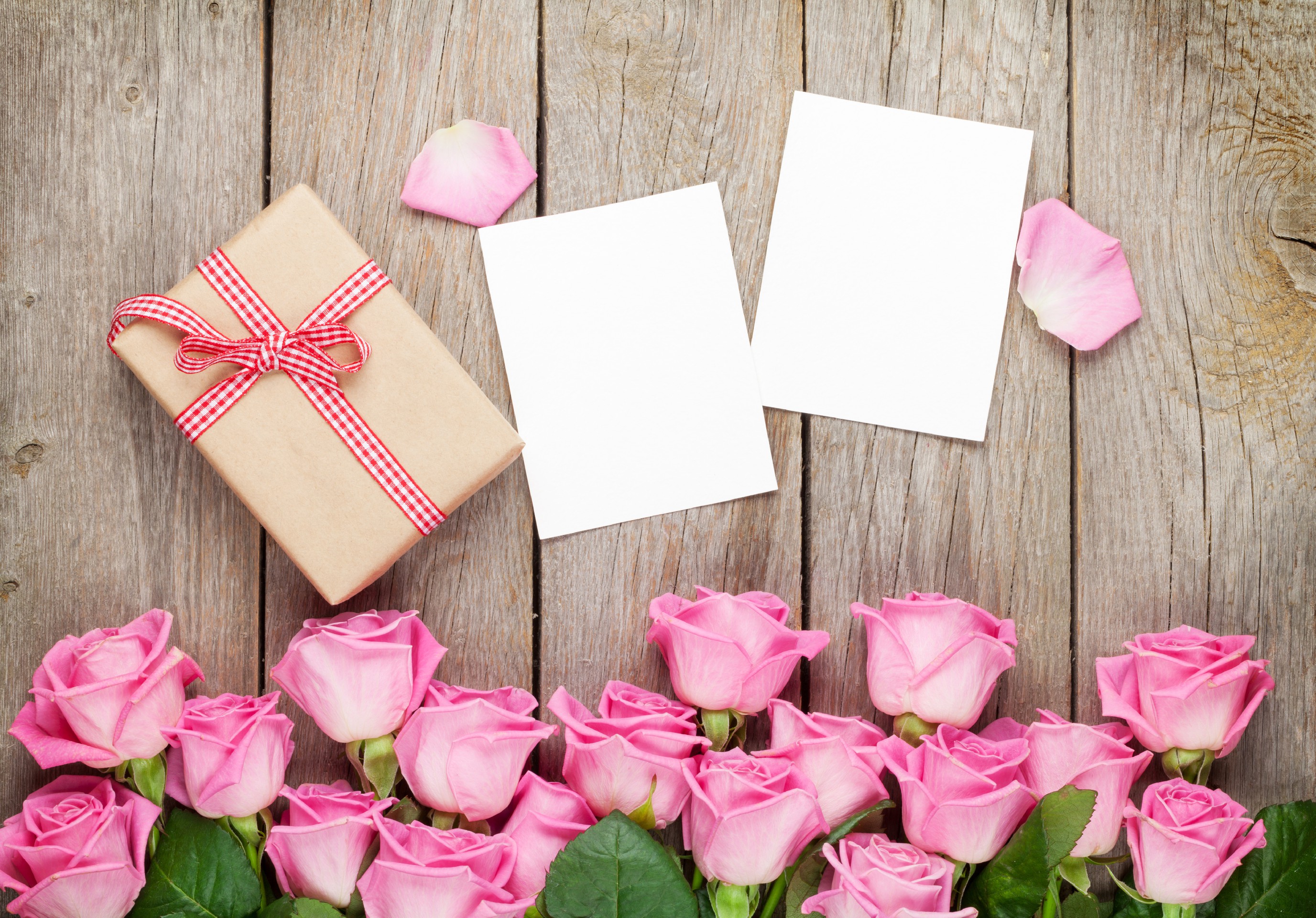 Обои розы, лепестки, букет, подарок, коробка, день святого валентина, розовые розы, открытки, roses, petals, bouquet, gift, box, valentine's day, pink roses, cards разрешение 2753x1920 Загрузить