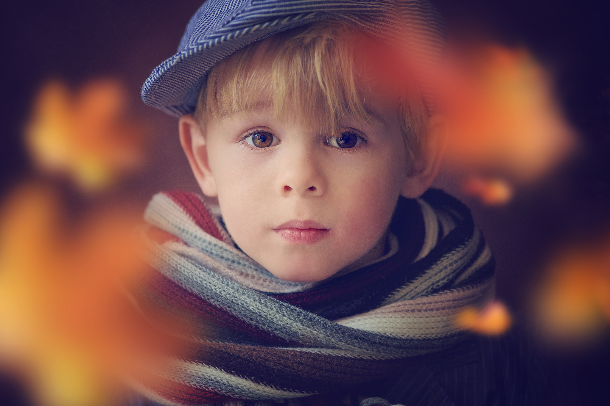 Обои взгляд, лицо, ребенок, мальчик, кепка, шарф, look, face, child, boy, cap, scarf разрешение 2048x1365 Загрузить