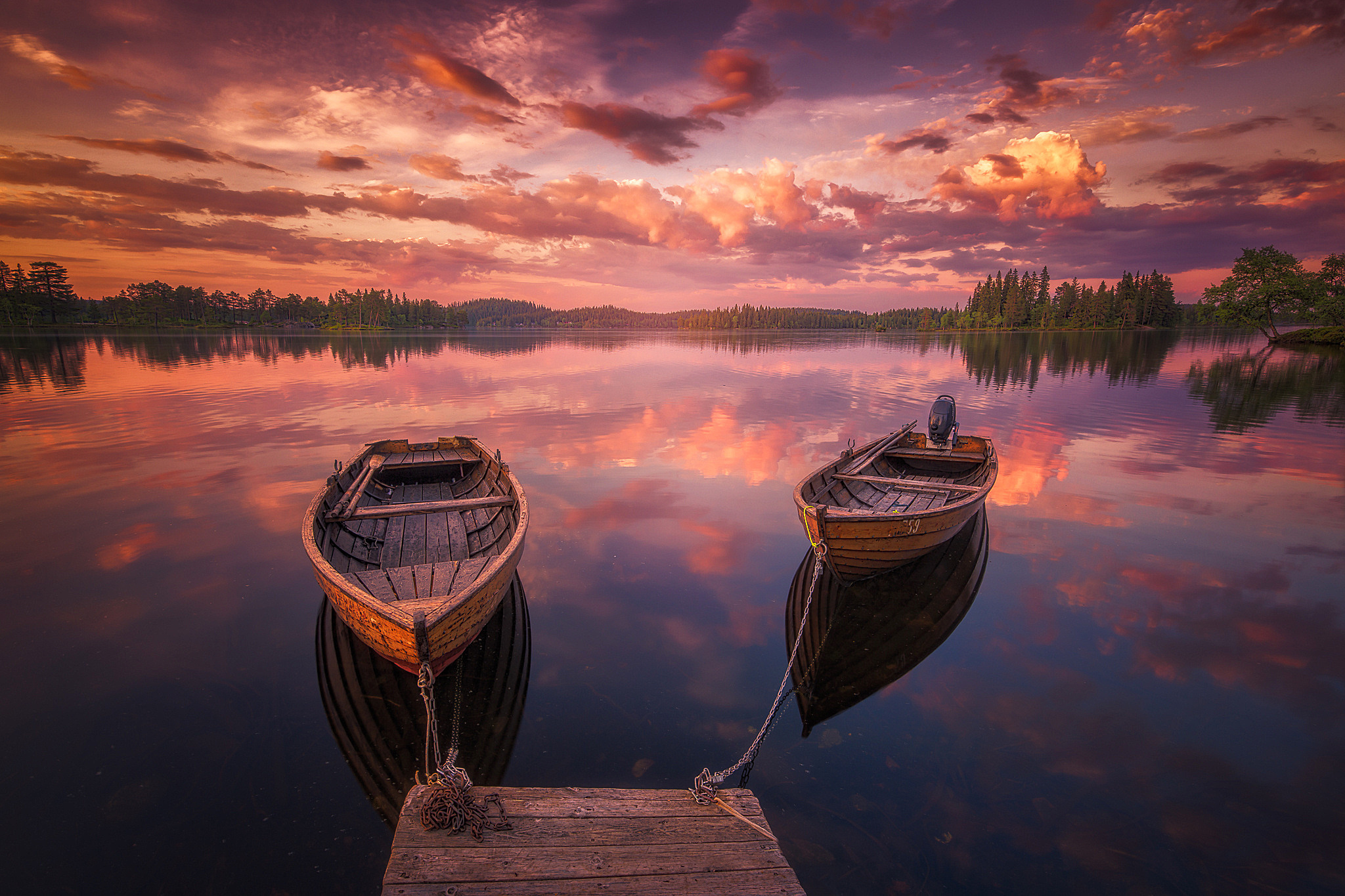 Обои небо, облака, озеро, закат, лодки, причал, the sky, clouds, lake, sunset, boats, pier разрешение 2048x1365 Загрузить