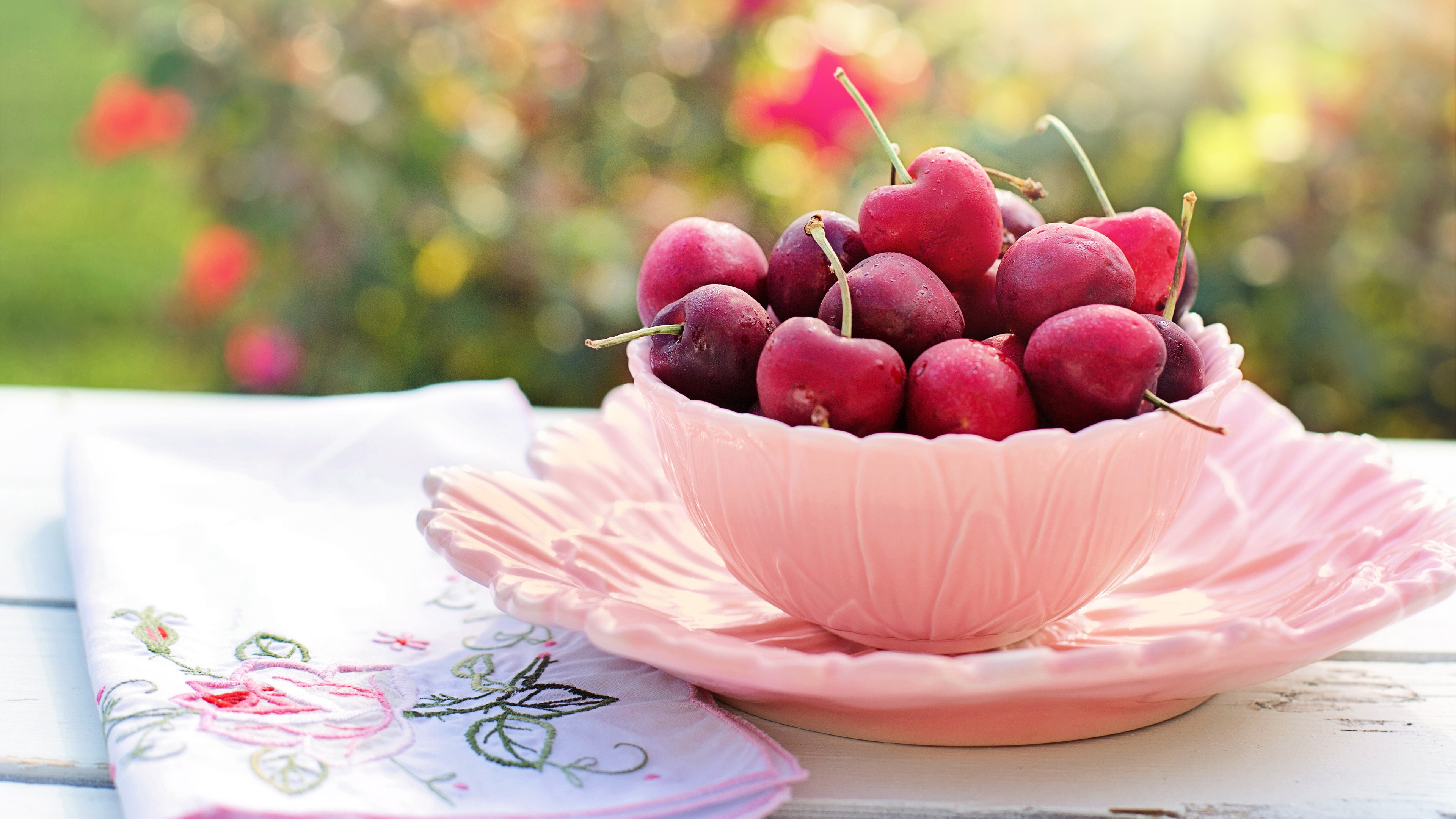 Обои стол, черешня, ягоды, вишня, салфетка, тарелка, пиала, table, cherry, berries, napkin, plate, bowl разрешение 3840x2160 Загрузить