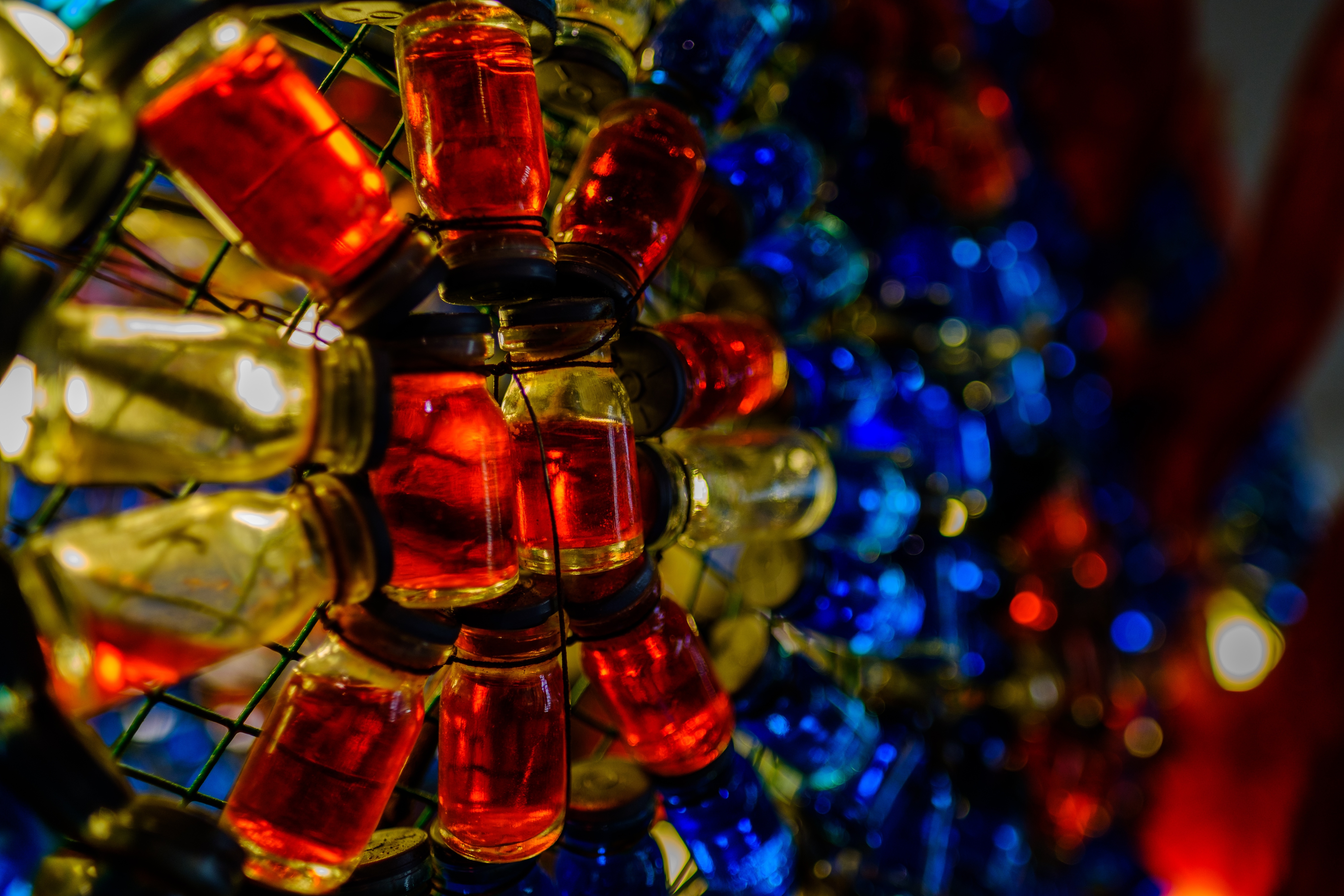 Обои стекло, жидкость, флаконы, боке, баночки, бутылочки, glass, liquid, bottles, bokeh, jars, bottle разрешение 6000x4000 Загрузить