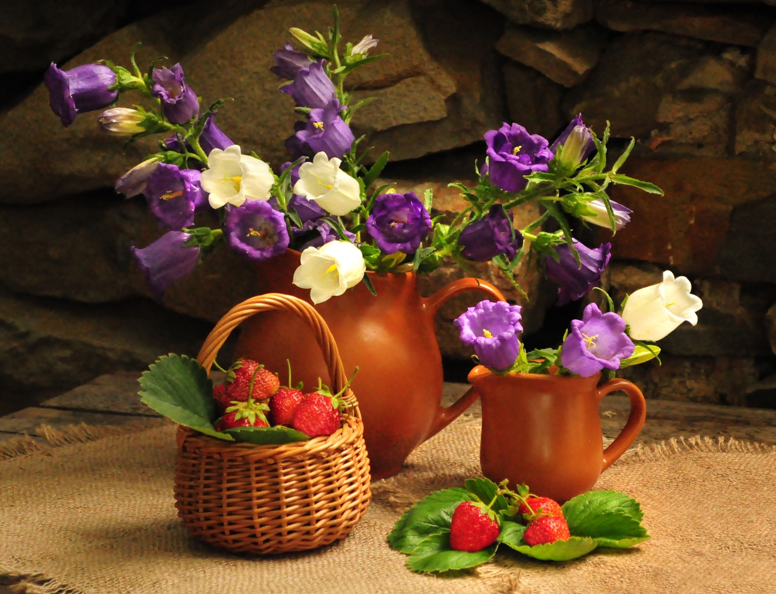 Обои цветы, клубника, ягоды, корзинка, натюрморт, кувшины, flowers, strawberry, berries, basket, still life, pitchers разрешение 2560x1962 Загрузить