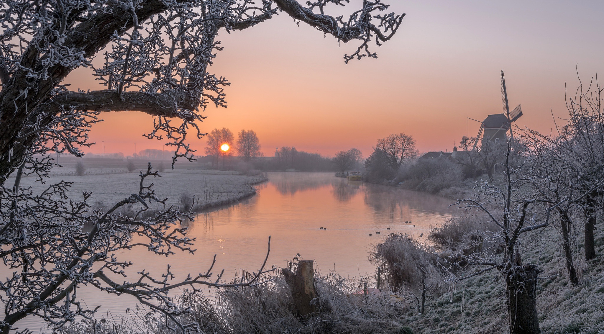 Обои деревья, река, снег, закат, зима, иней, мельница, trees, river, snow, sunset, winter, frost, mill разрешение 2048x1132 Загрузить