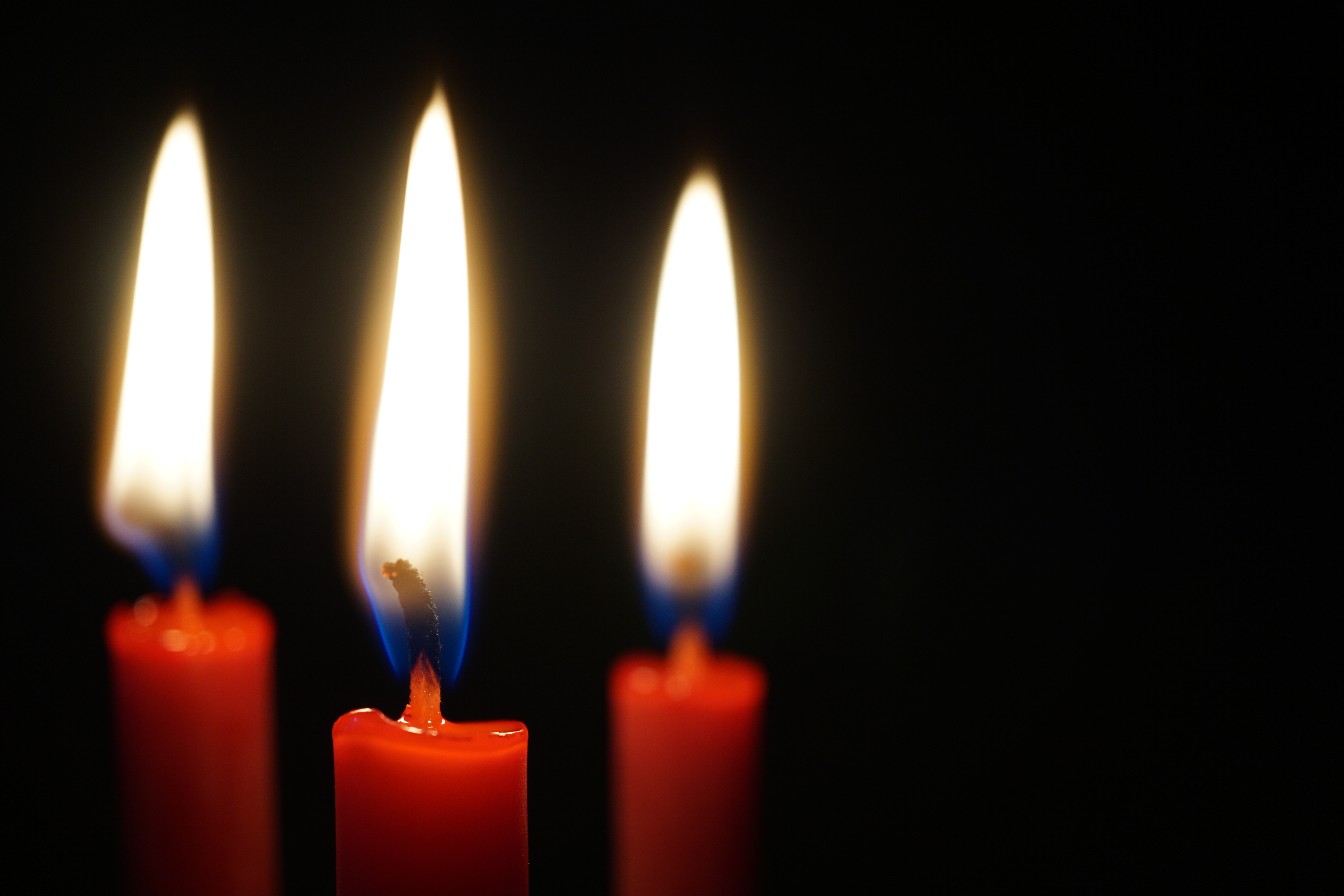 Обои свечи, пламя, огонь, черный фон, candles, flame, fire, black background разрешение 6000x4000 Загрузить