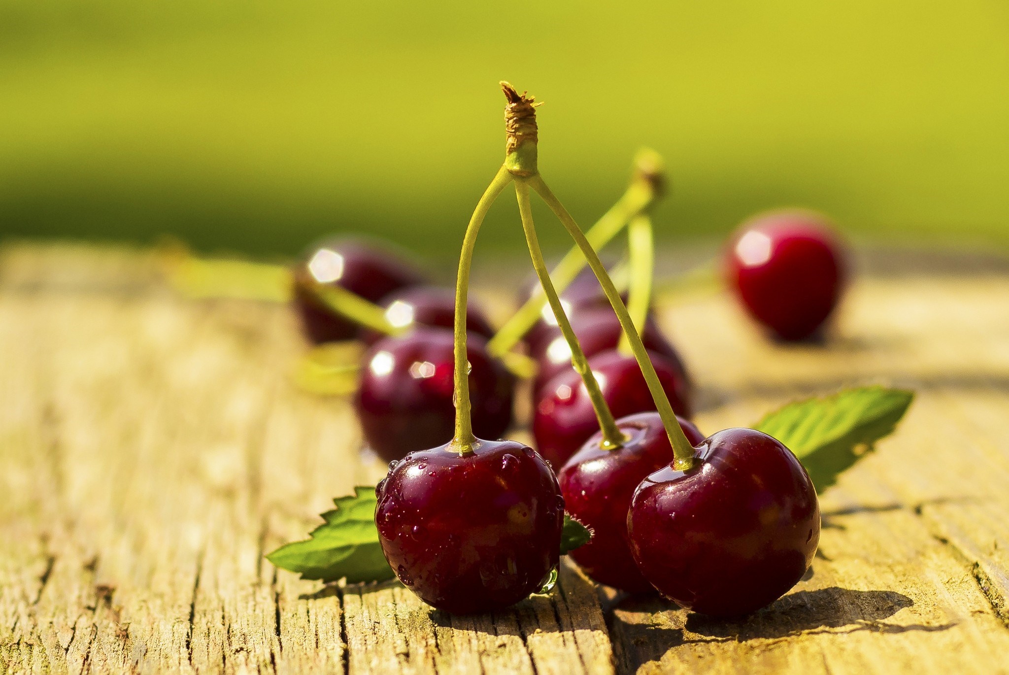 Обои макро, черешня, ягоды, вишня, сладкая, сочная, macro, cherry, berries, sweet, juicy разрешение 2048x1370 Загрузить