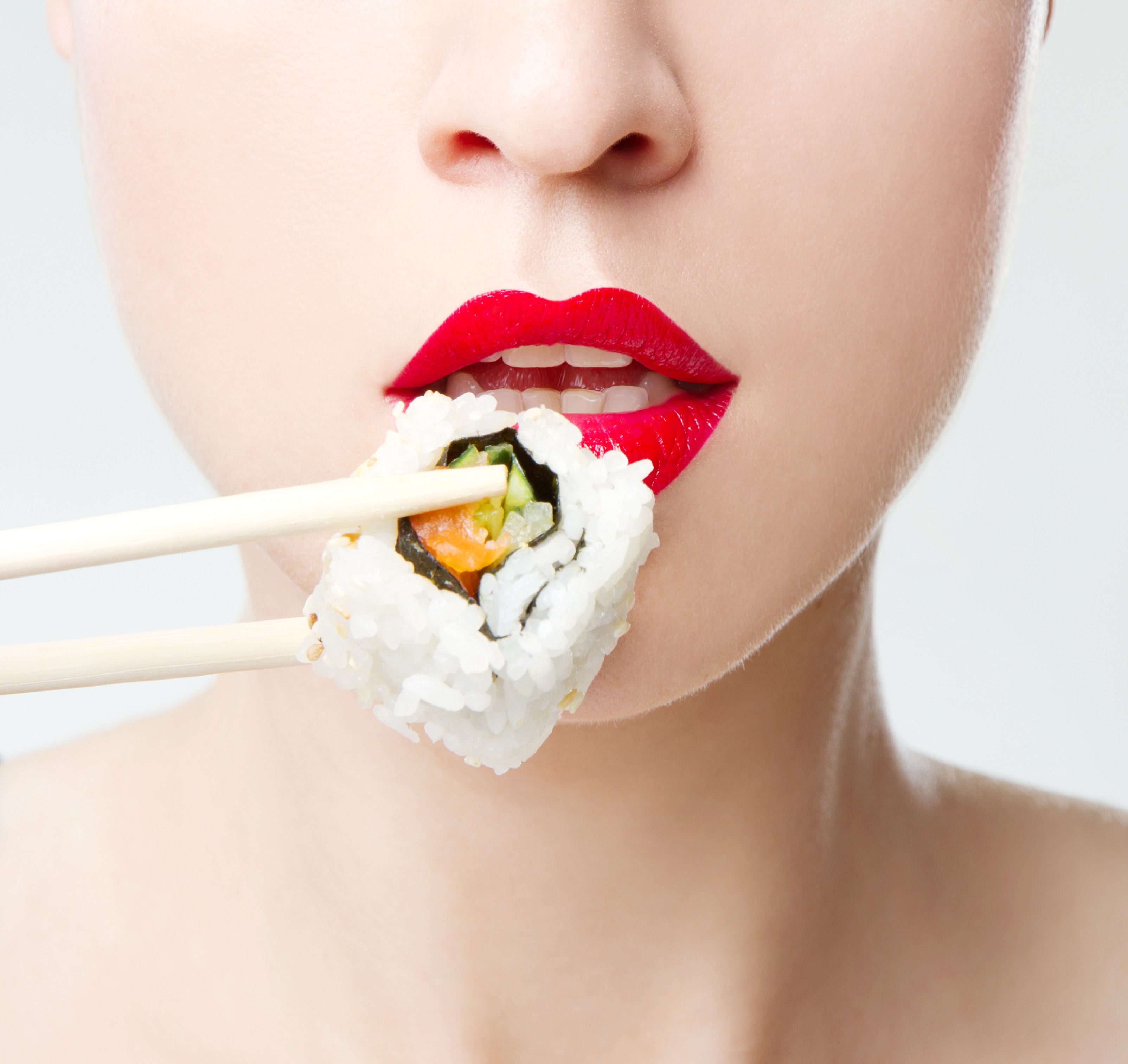 Обои девушка, губы, лицо, красная помада, палочки, рис, суши, girl, lips, face, red lipstick, sticks, figure, sushi разрешение 3208x3025 Загрузить