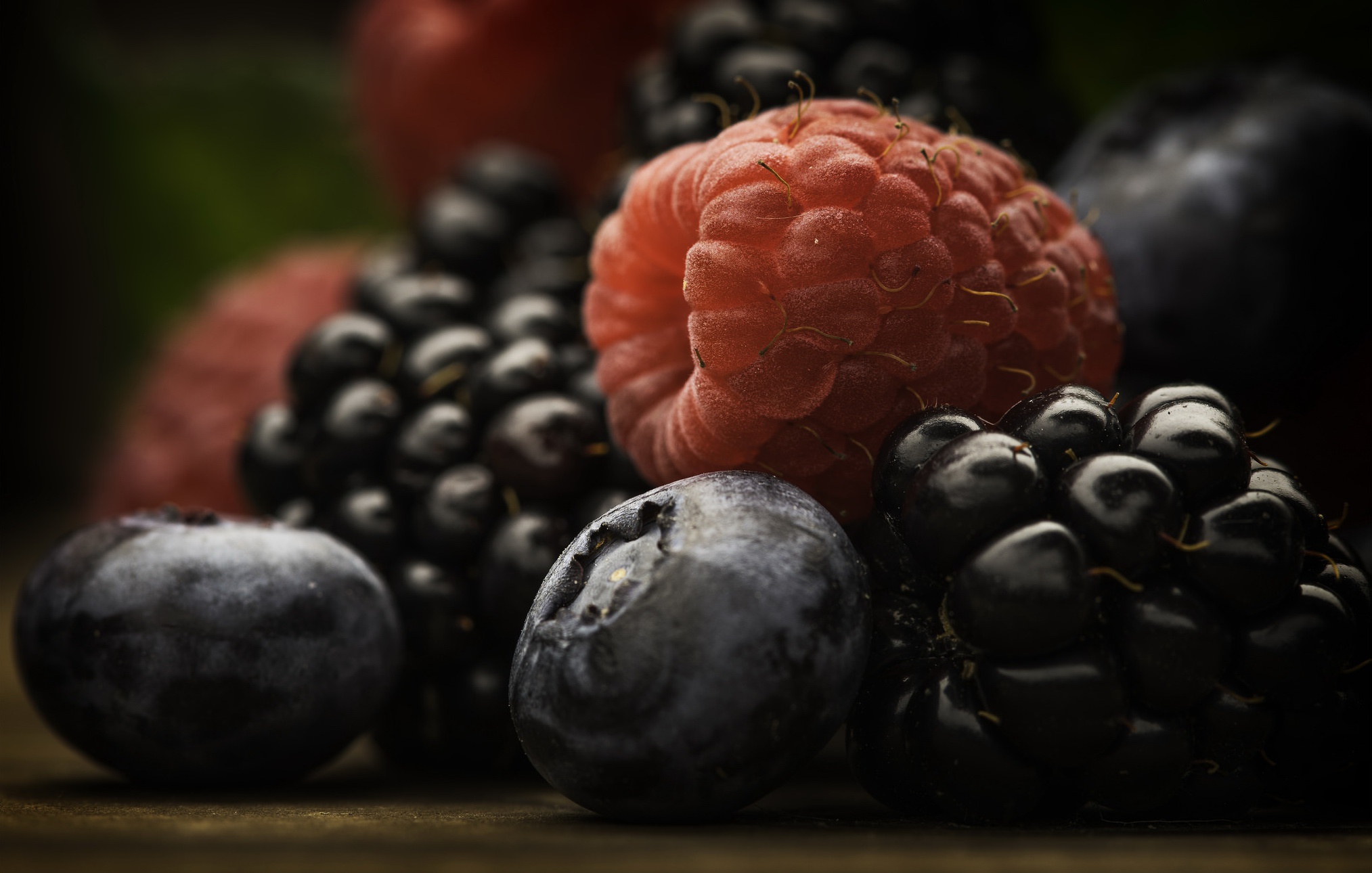 Обои макро, малина, еда, ягоды, черника, ежевика, macro, raspberry, food, berries, blueberries, blackberry разрешение 2027x1290 Загрузить