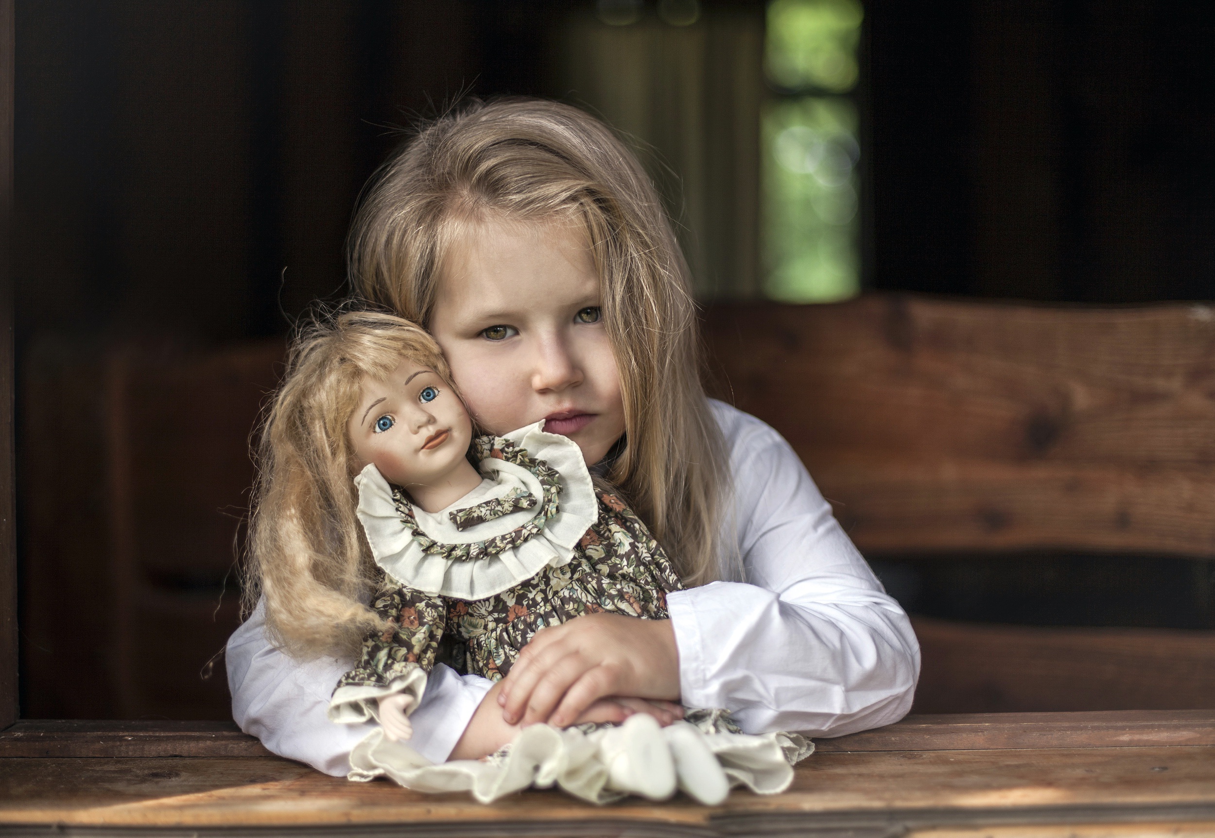 Обои портрет, взгляд, дети, девочка, кукла, волосы, лицо, ребенок, portrait, look, children, girl, doll, hair, face, child разрешение 2500x1726 Загрузить