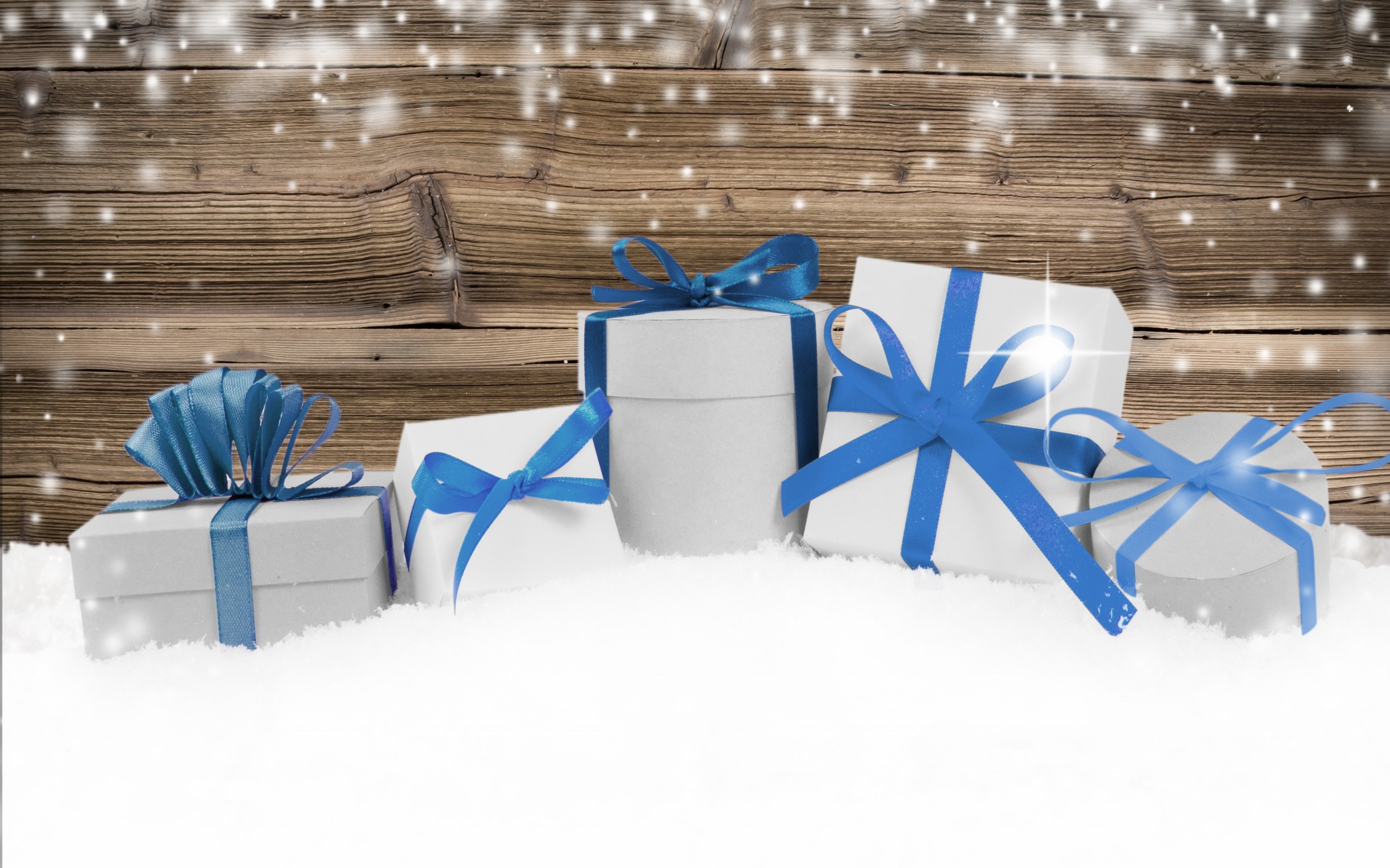 Обои снег, новый год, подарки, рождество, деревянная поверхность, snow, new year, gifts, christmas, wooden surface разрешение 2880x1800 Загрузить