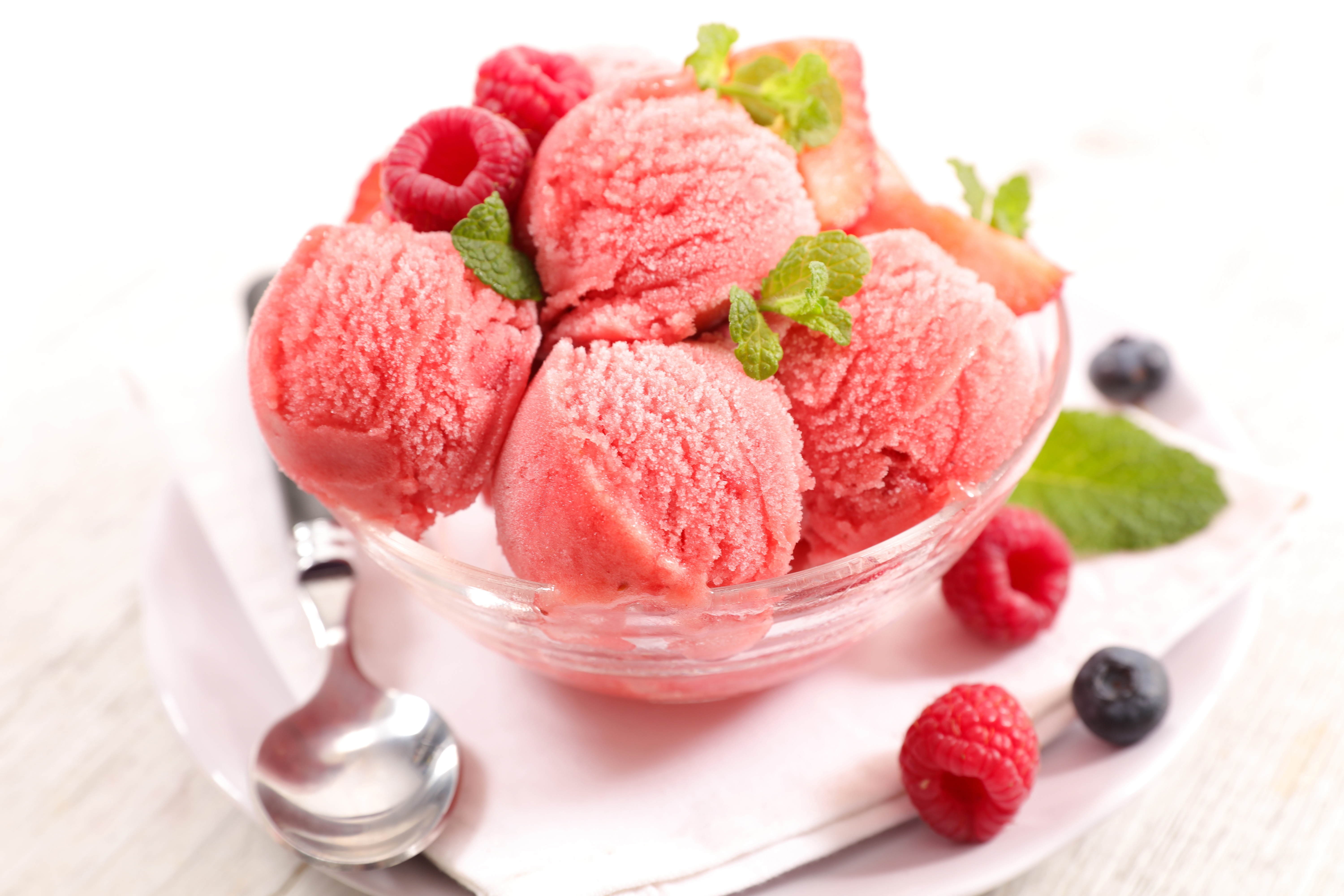 Обои мята, малина, мороженое, шарики, ягоды, черника, сладкое, десерт, mint, raspberry, ice cream, balls, berries, blueberries, sweet, dessert разрешение 6000x4000 Загрузить