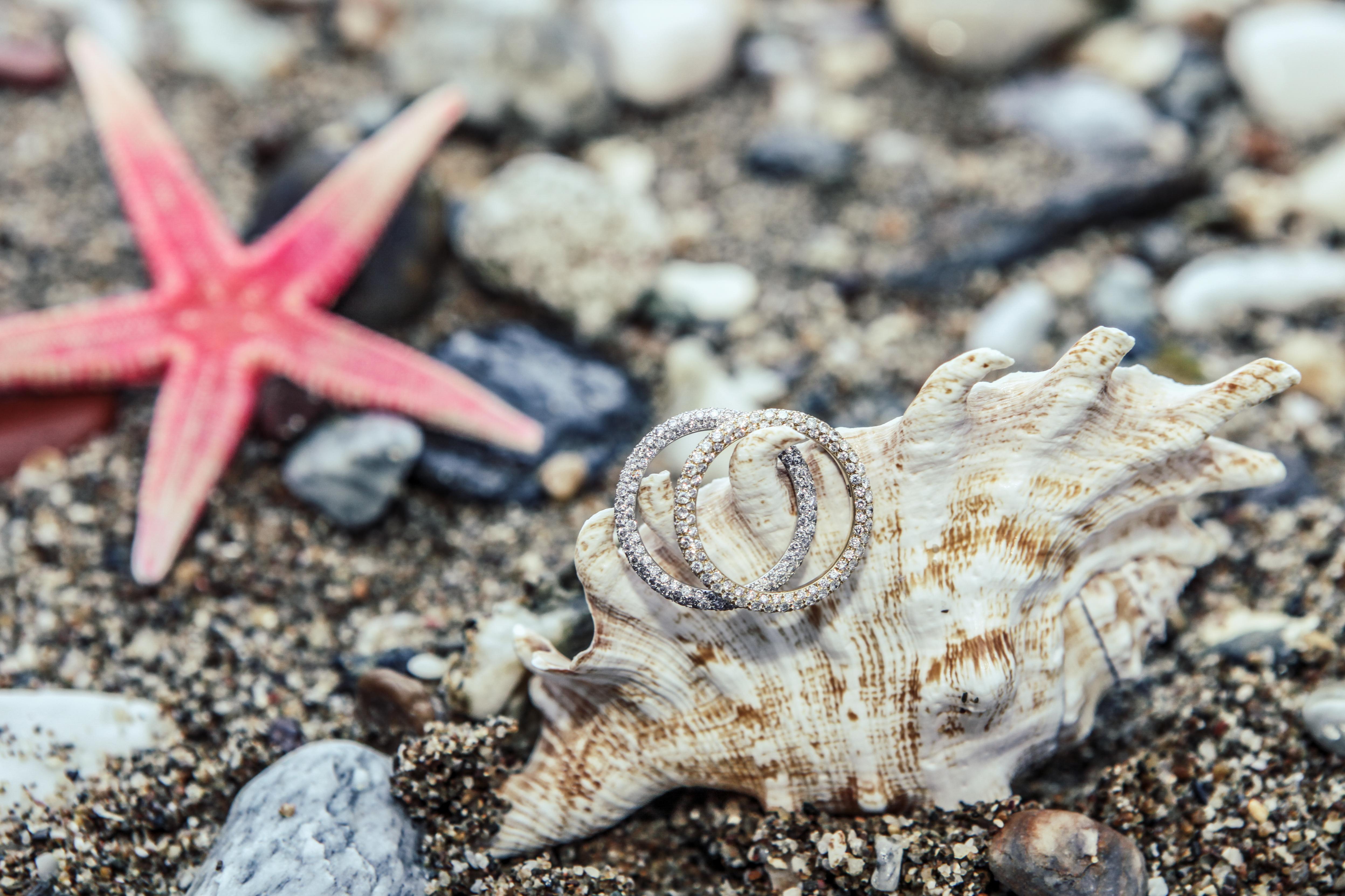 Обои камни, украшения, песок, кольца, ракушка, морская звезда, stones, decoration, sand, ring, shell, starfish разрешение 4990x3327 Загрузить