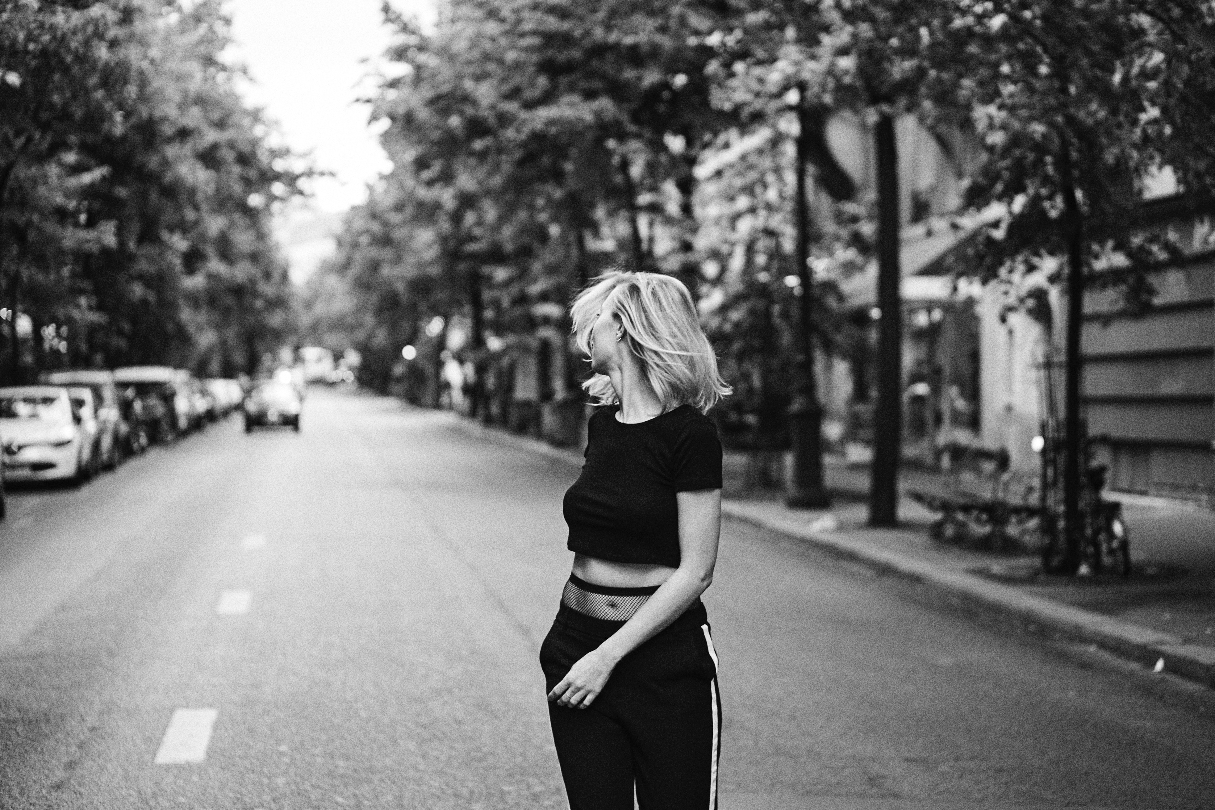 Обои дорога, девушка, чёрно-белое, улица, модель, автомобили, road, girl, black and white, street, model, cars разрешение 3936x2624 Загрузить