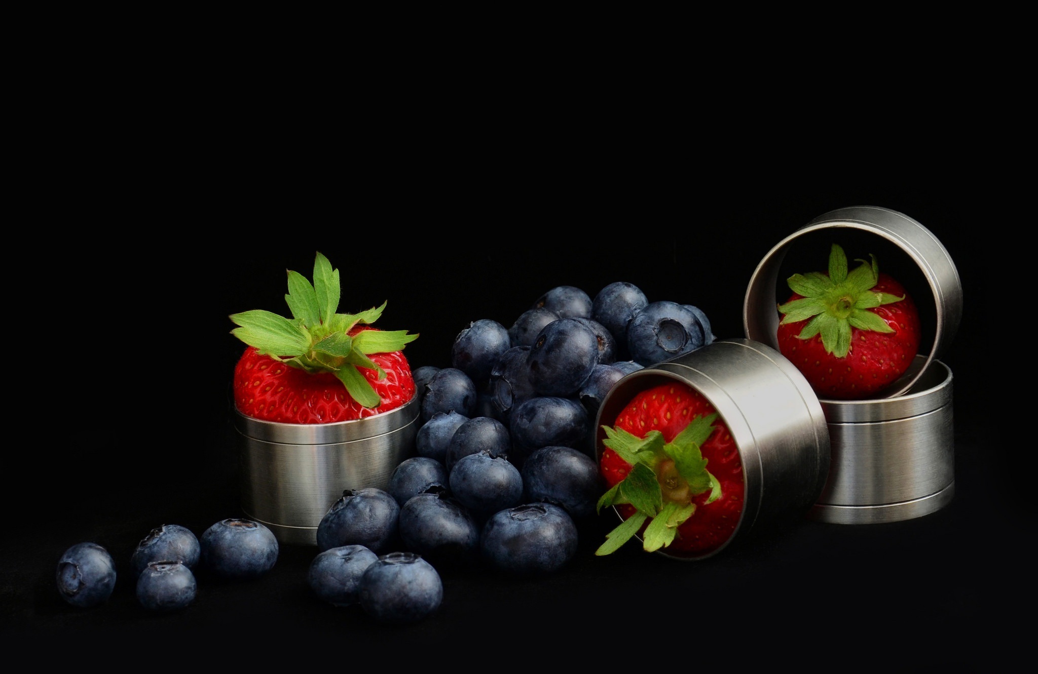 Обои клубника, ягоды, черника, strawberry, berries, blueberries разрешение 2048x1331 Загрузить