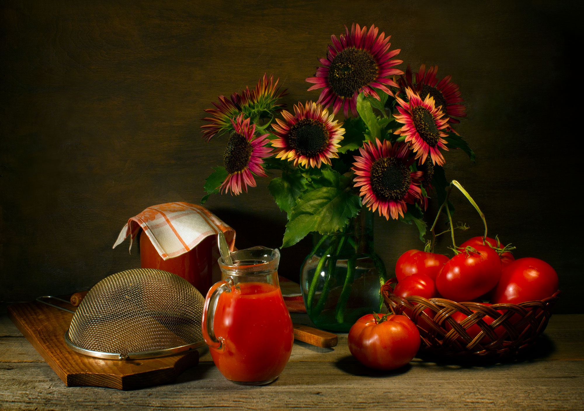 Обои цветы, фон, помидоры, натюрморт, томатный сок, flowers, background, tomatoes, still life, tomato juice разрешение 2000x1410 Загрузить