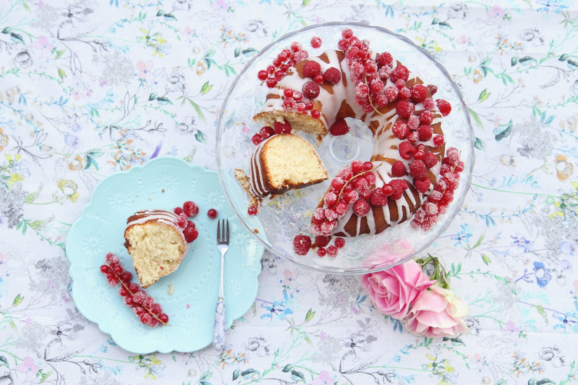 Обои розы, выпечка, красная смородина, десерт, глазурь, смородина, кекс, roses, cakes, red currant, dessert, glaze, currants, cupcake разрешение 2000x1333 Загрузить