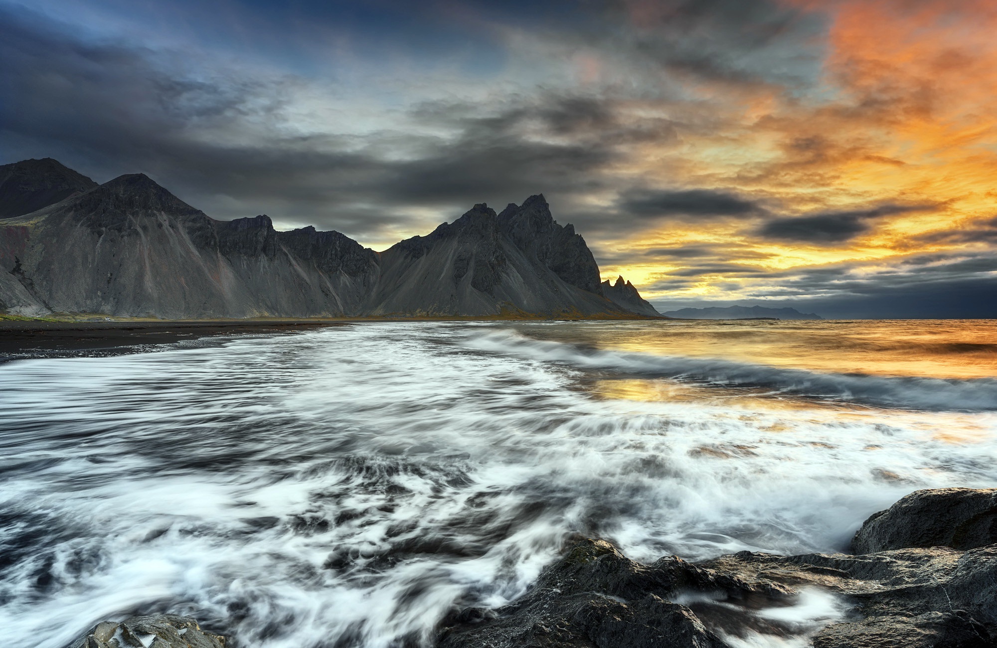 Обои берег, закат, море, скала, исландия, vestrahorn mountain, shore, sunset, sea, rock, iceland разрешение 2000x1300 Загрузить