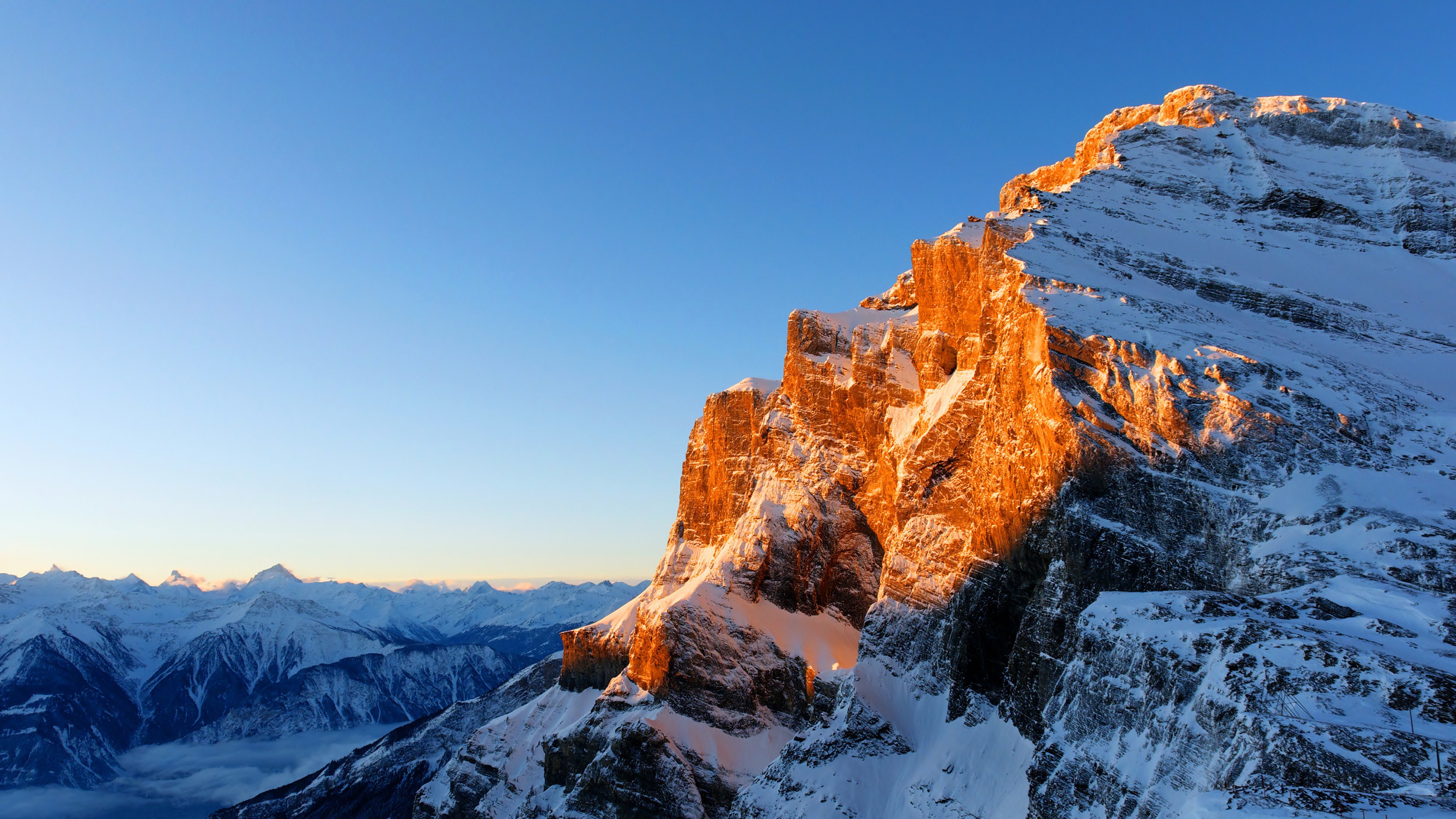 Обои небо, горы, солнце, снег, природа, высота, альпы, солнечный свет, the sky, mountains, the sun, snow, nature, height, alps, sunlight разрешение 3840x2160 Загрузить