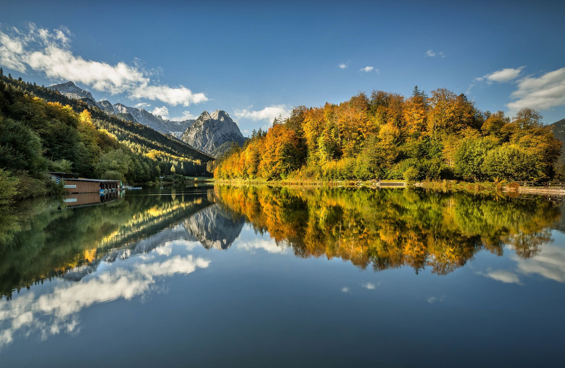 Обои озеро, горы, лес, отражение, осень, германия, бавария, lake, mountains, forest, reflection, autumn, germany, bayern разрешение 1920x1250 Загрузить