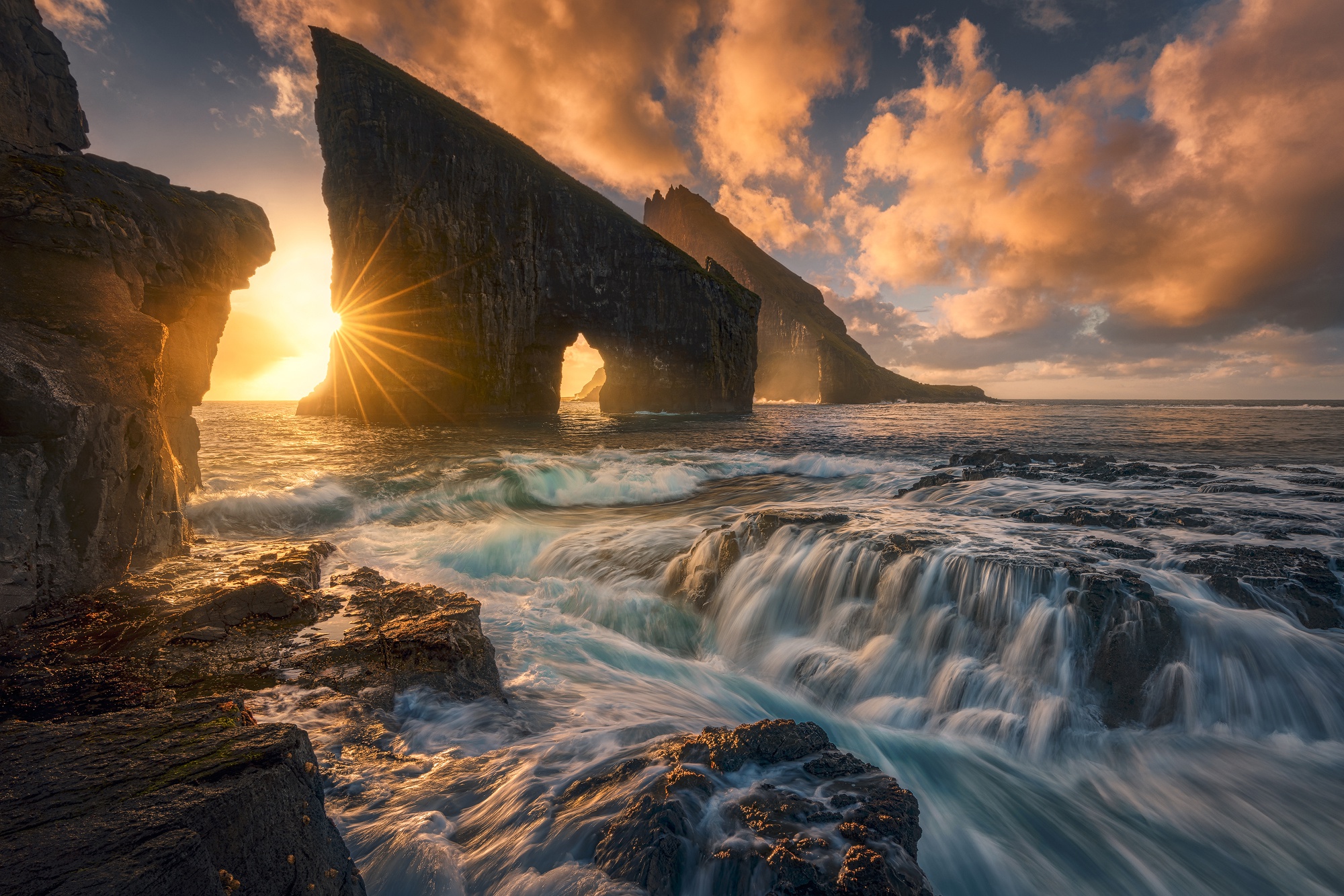 Обои скалы, закат, океан, фарерские острова, дания, атлантический океан, atlantic ocean, rocks, sunset, the ocean, faroe islands, denmark, the atlantic ocean разрешение 2000x1333 Загрузить