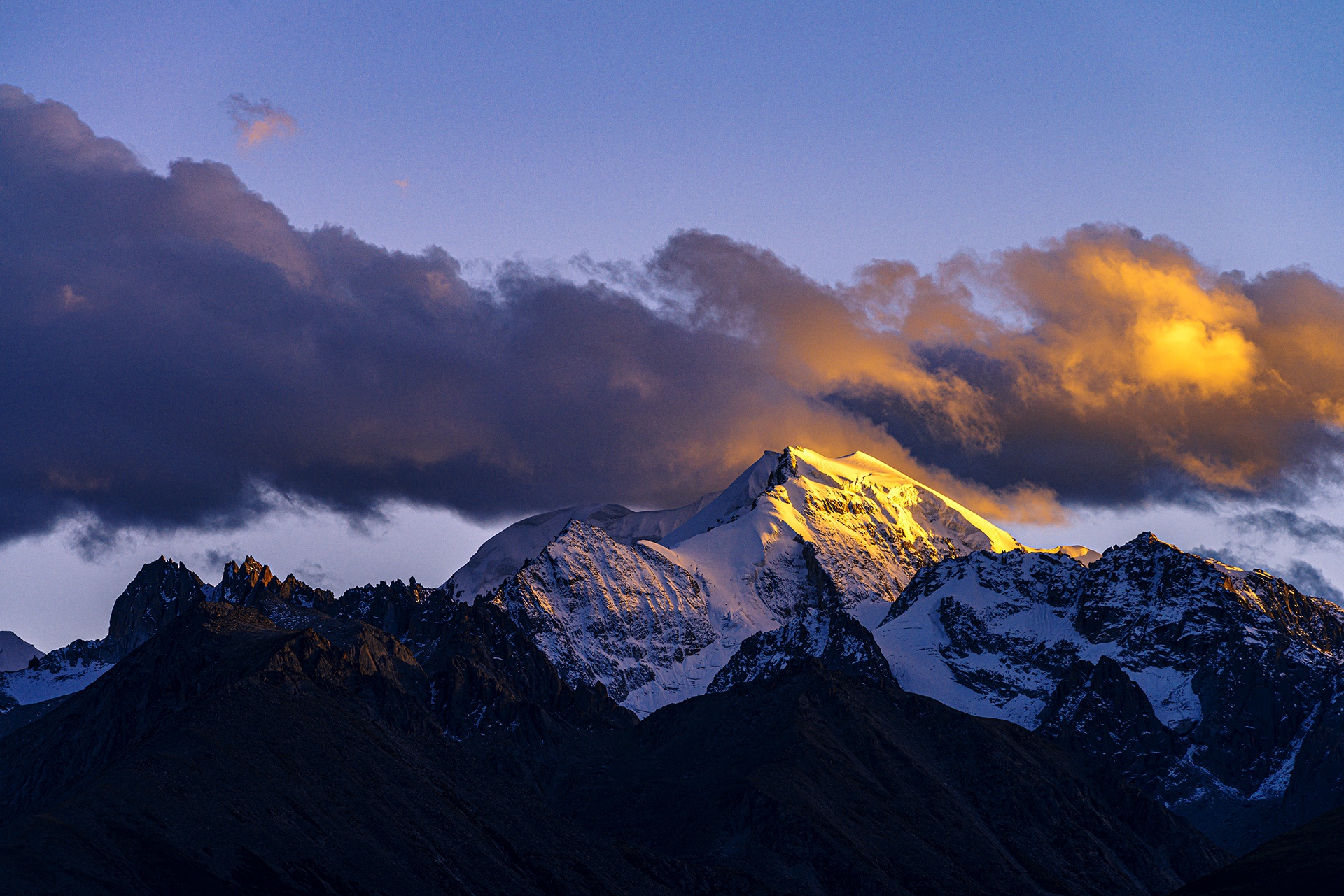 Обои небо, облака, горы, снег, закат, снежные вершины, the sky, clouds, mountains, snow, sunset, snowy peaks разрешение 1920x1281 Загрузить